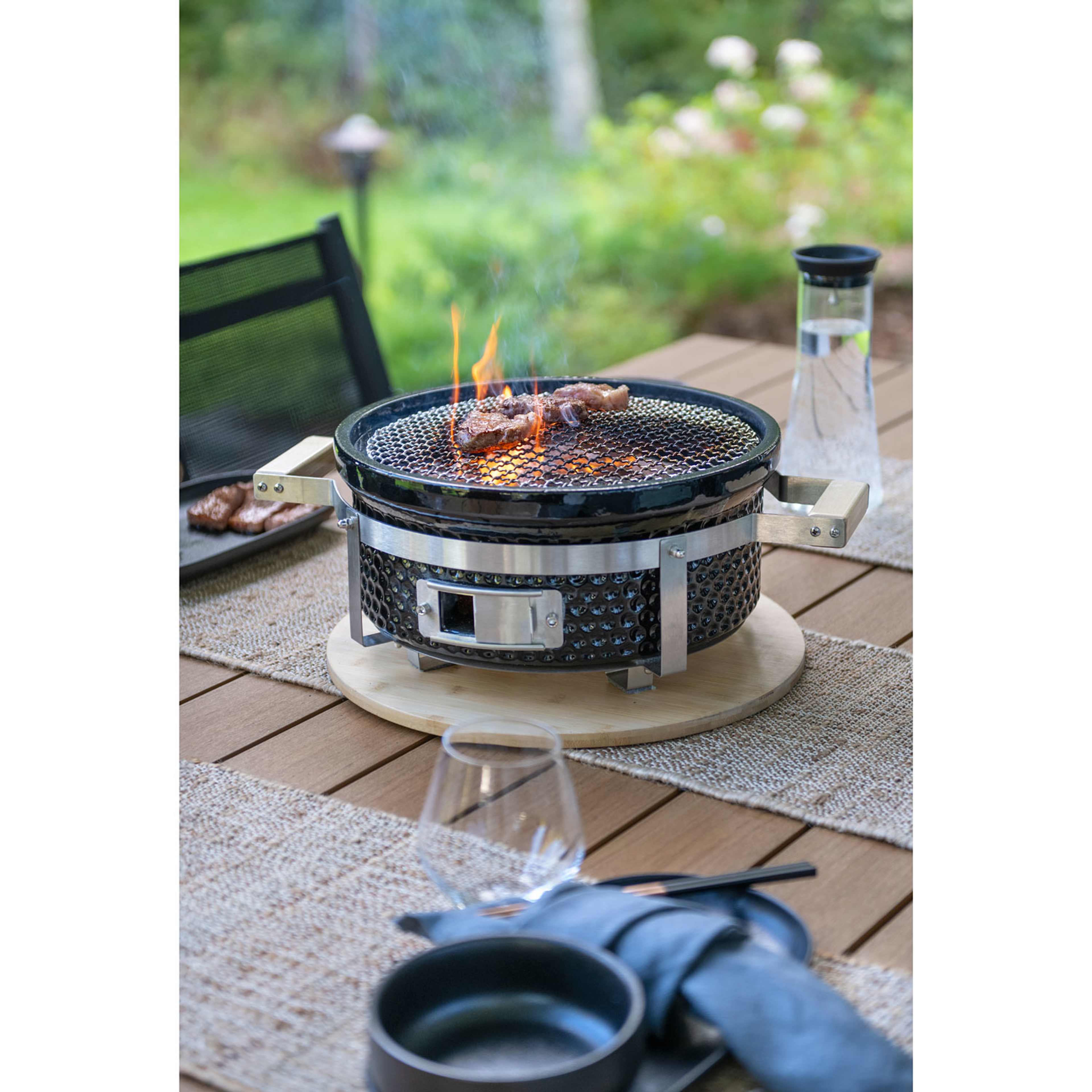 Kolgrill Hibachi, från Mustang, i färgen svart. Klicka för att öppna bilden i stort format