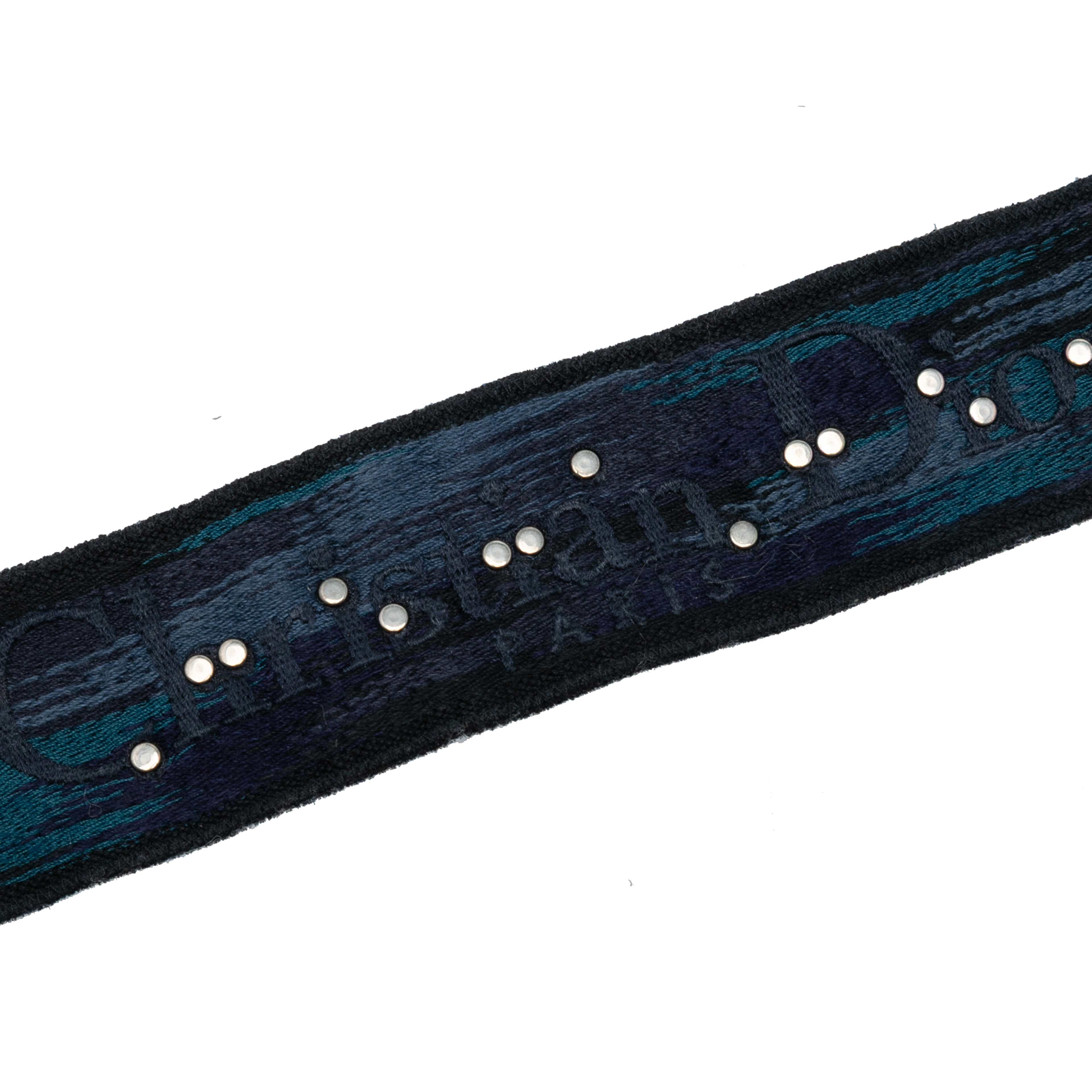 Dior Studded Canvas Embroidered Bag Strap, från Luxclusif, i färgen navy. Klicka för att öppna bilden i stort format