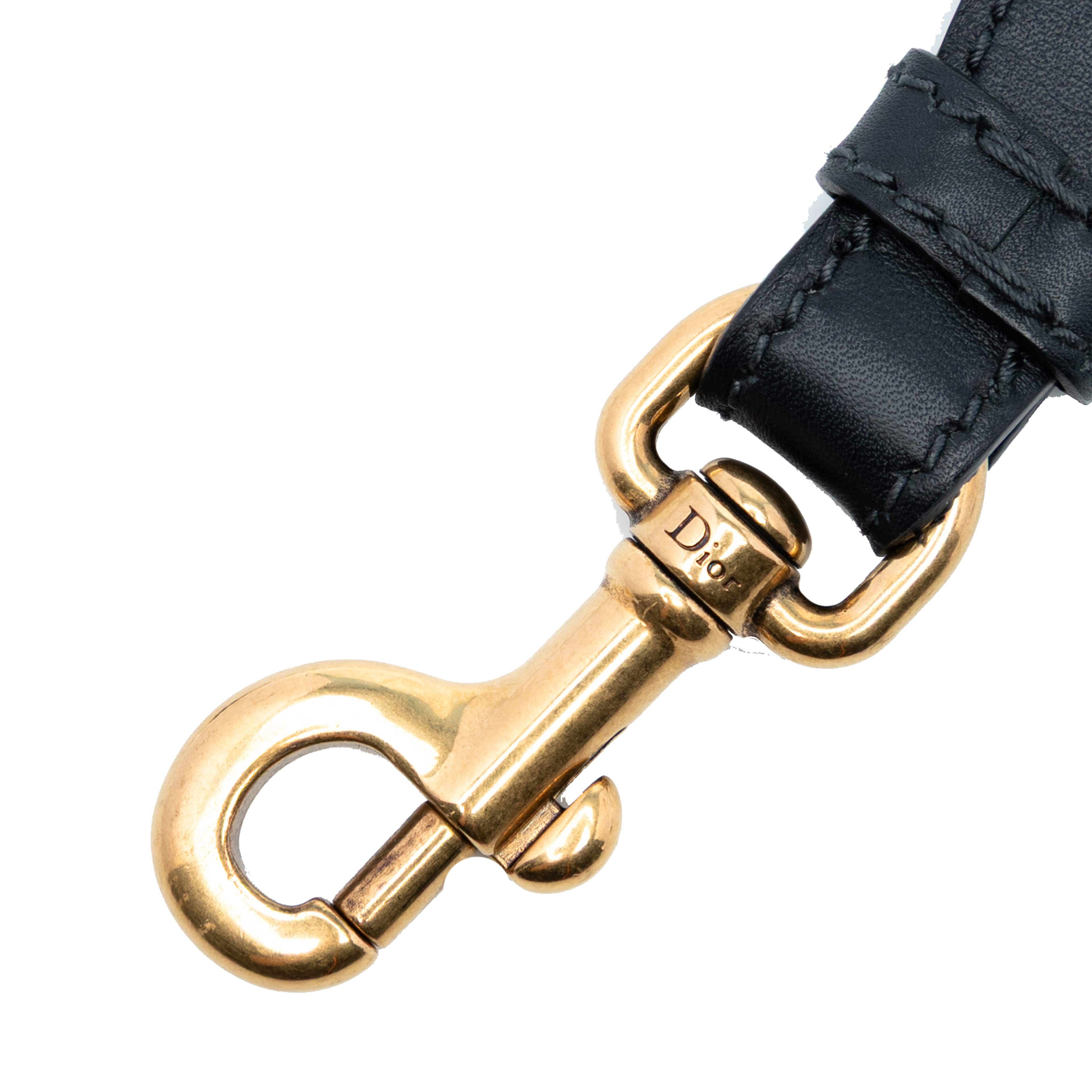 Dior Studded Canvas Embroidered Bag Strap, från Luxclusif, i färgen navy. Klicka för att öppna bilden i stort format