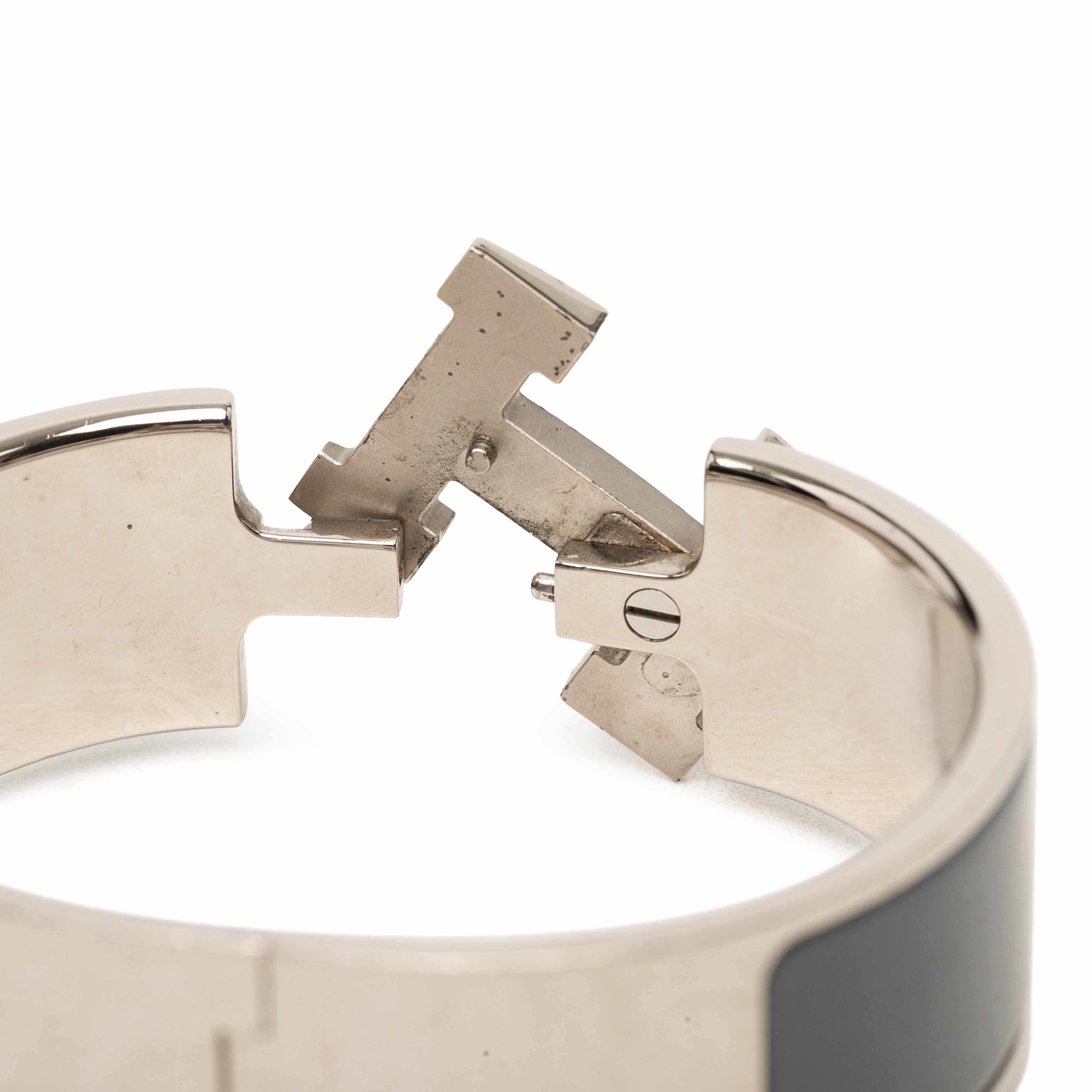 Hermès Wide Enamel Clic Clac H Bracelet Pm, från Luxclusif, i färgen grå. Klicka för att öppna bilden i stort format