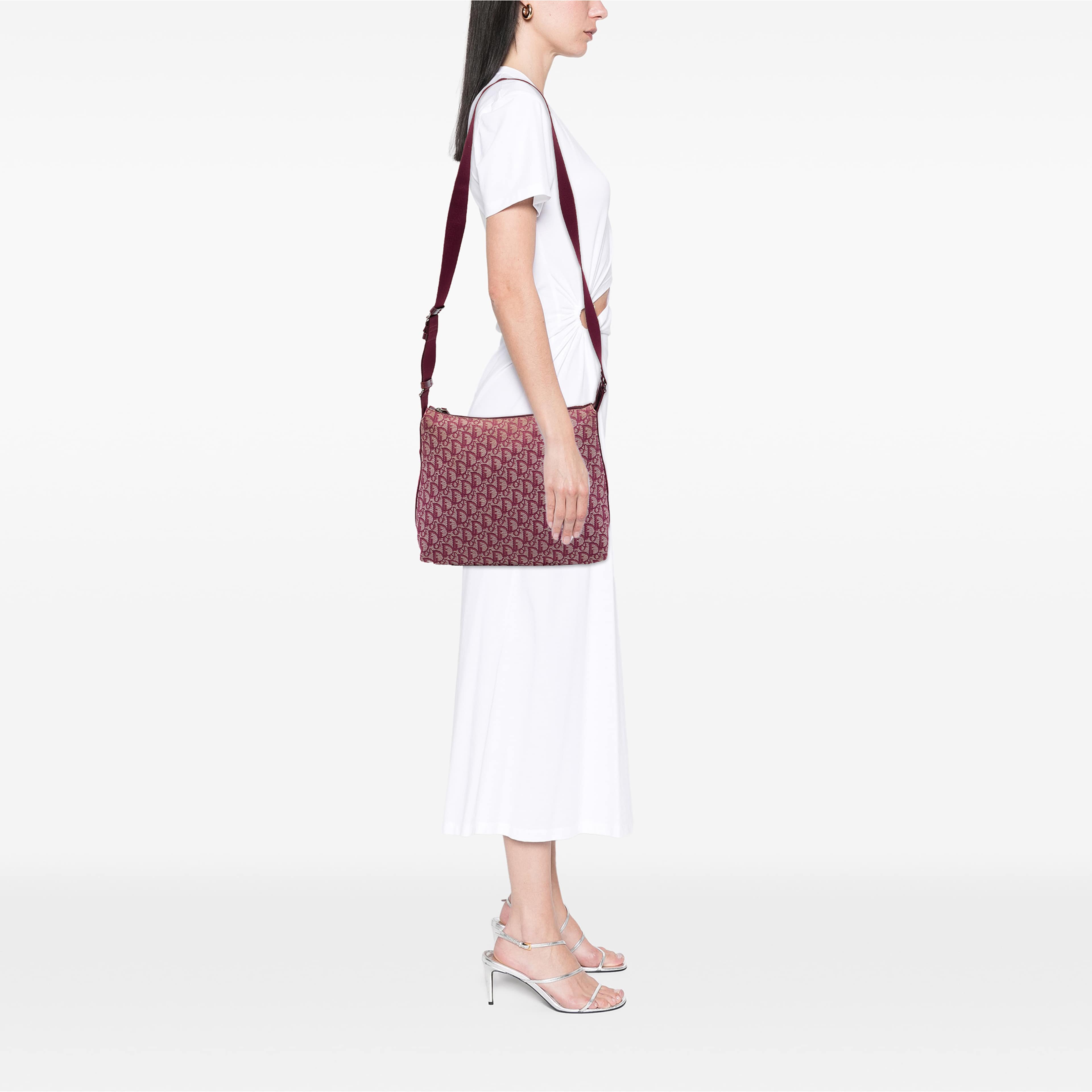 Dior Diorissimo Trotter Canvas Crossbody, från Luxclusif, i färgen röd. Klicka för att öppna bilden i stort format