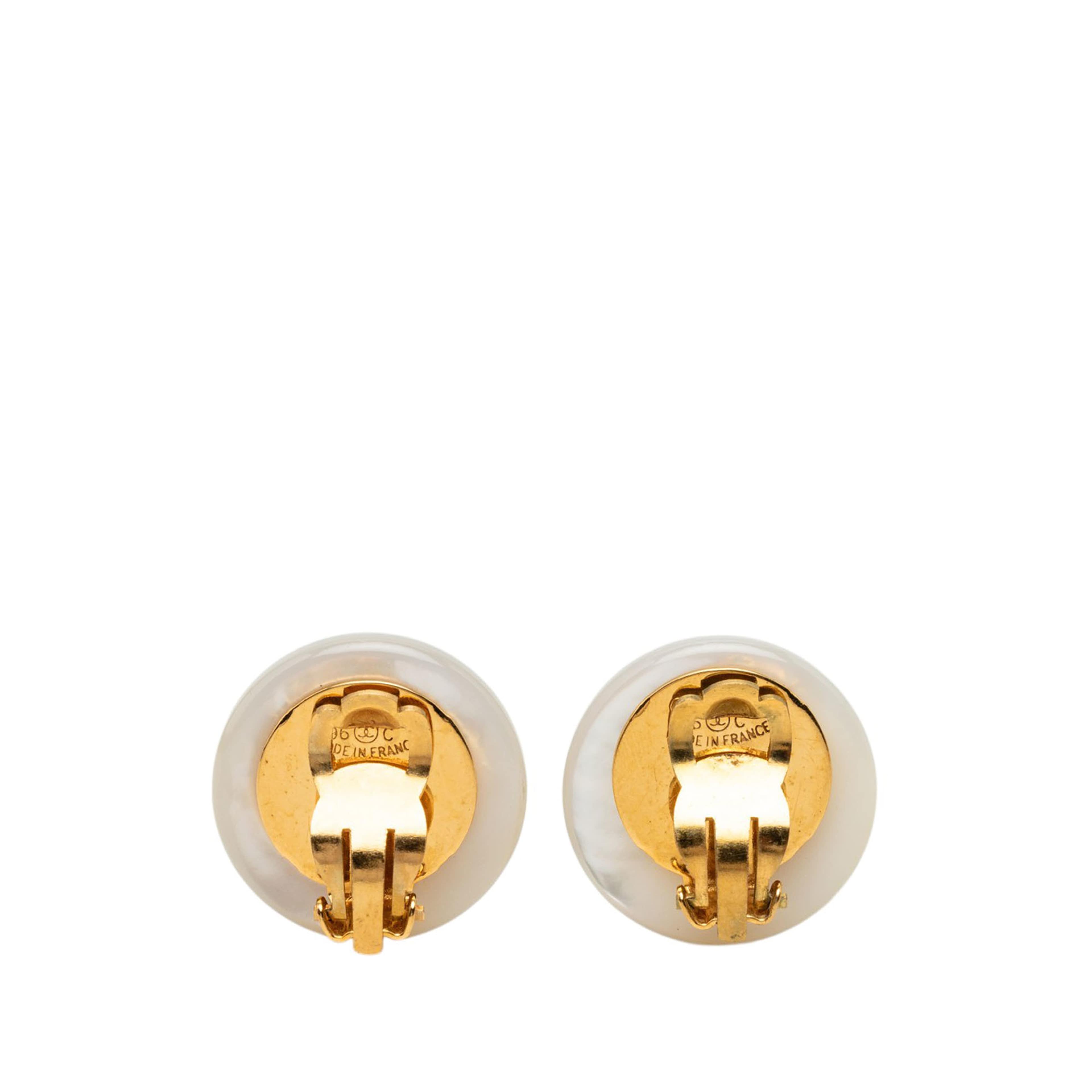 Chanel Cc Resin Faux Pearl Round Clip On Earrings, från Luxclusif, i färgen vit. Klicka för att öppna bilden i stort format