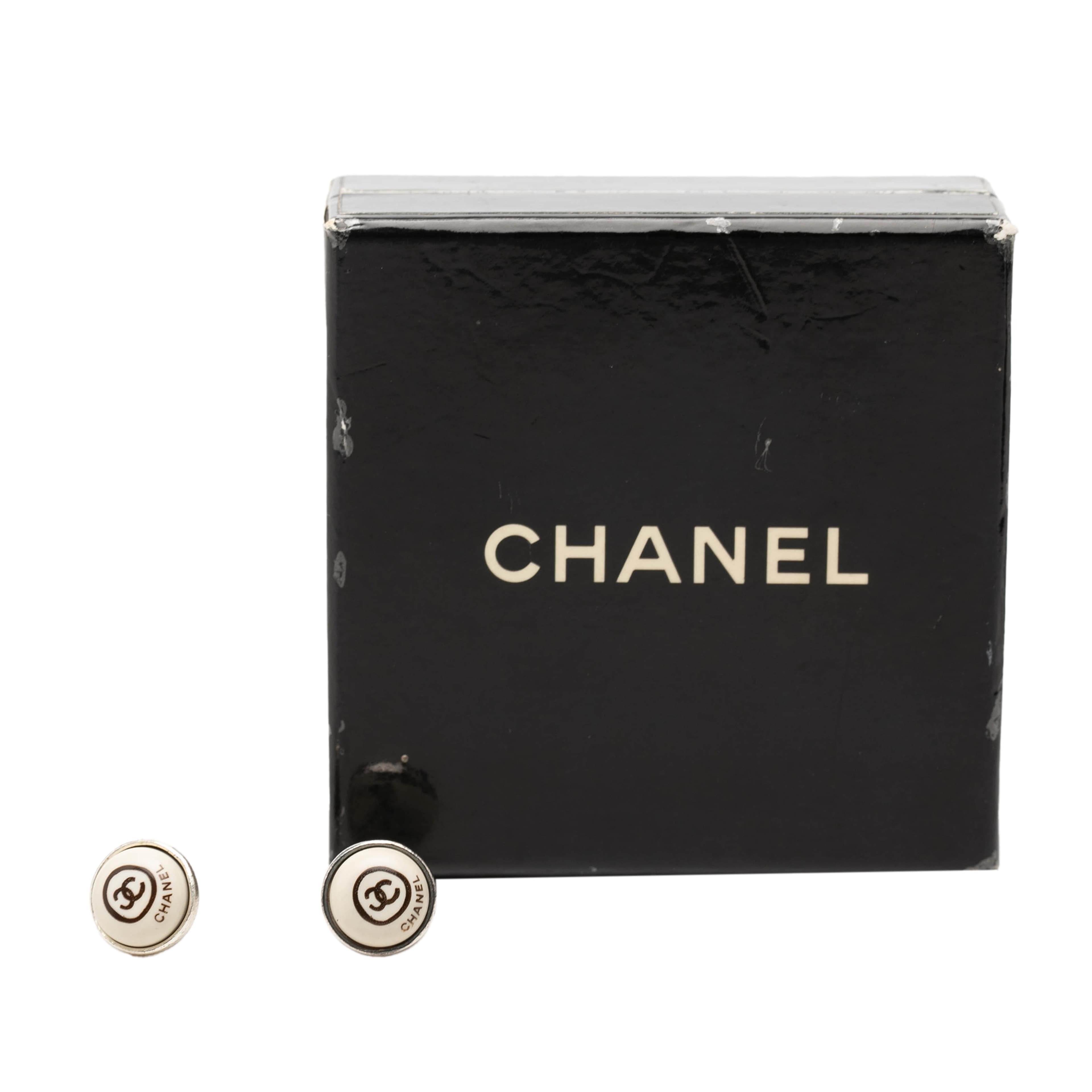 Chanel Cc Brass Enamel Round Push Back Earrings, från Luxclusif, i färgen silver. Klicka för att öppna bilden i stort format