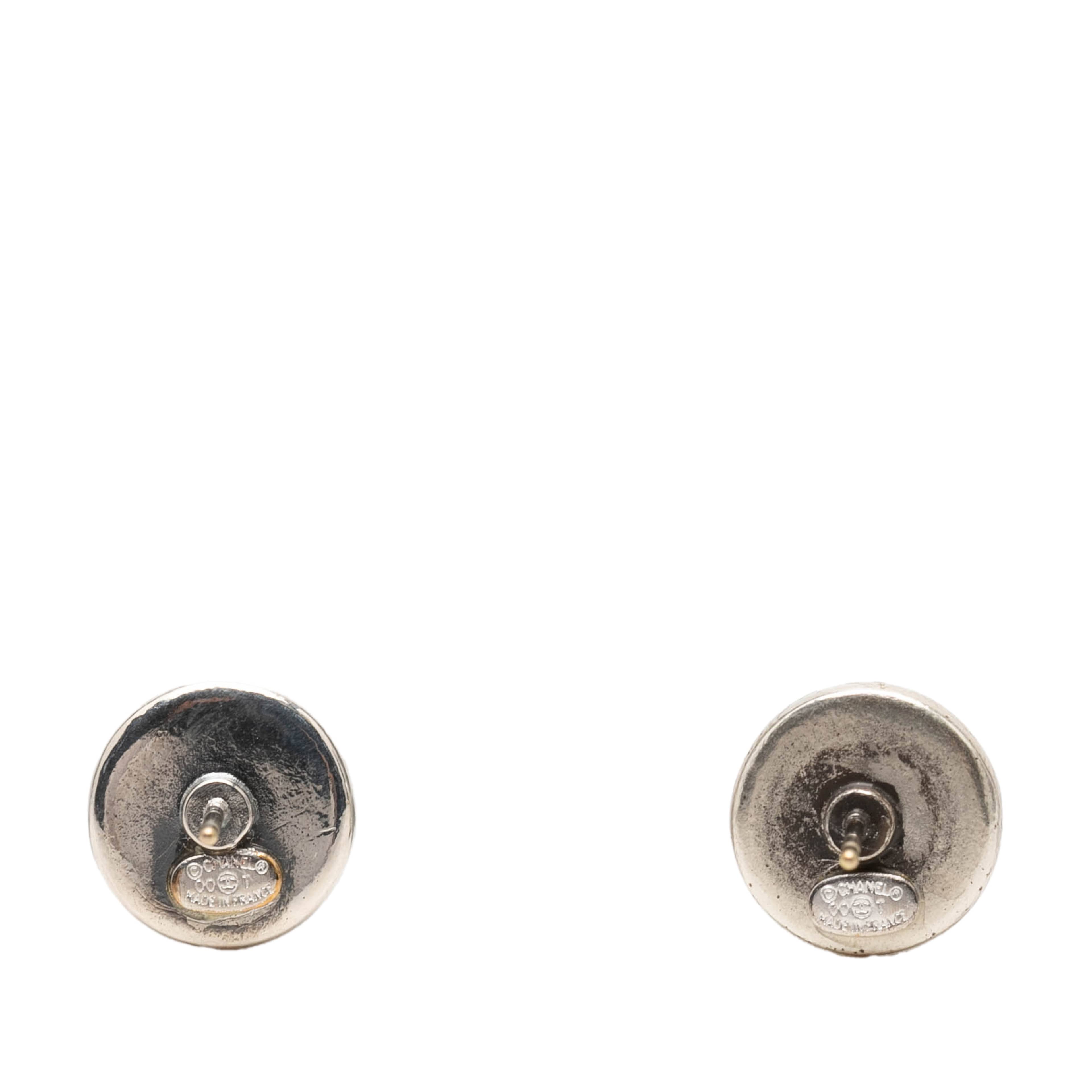 Chanel Cc Brass Enamel Round Push Back Earrings, från Luxclusif, i färgen silver. Klicka för att öppna bilden i stort format
