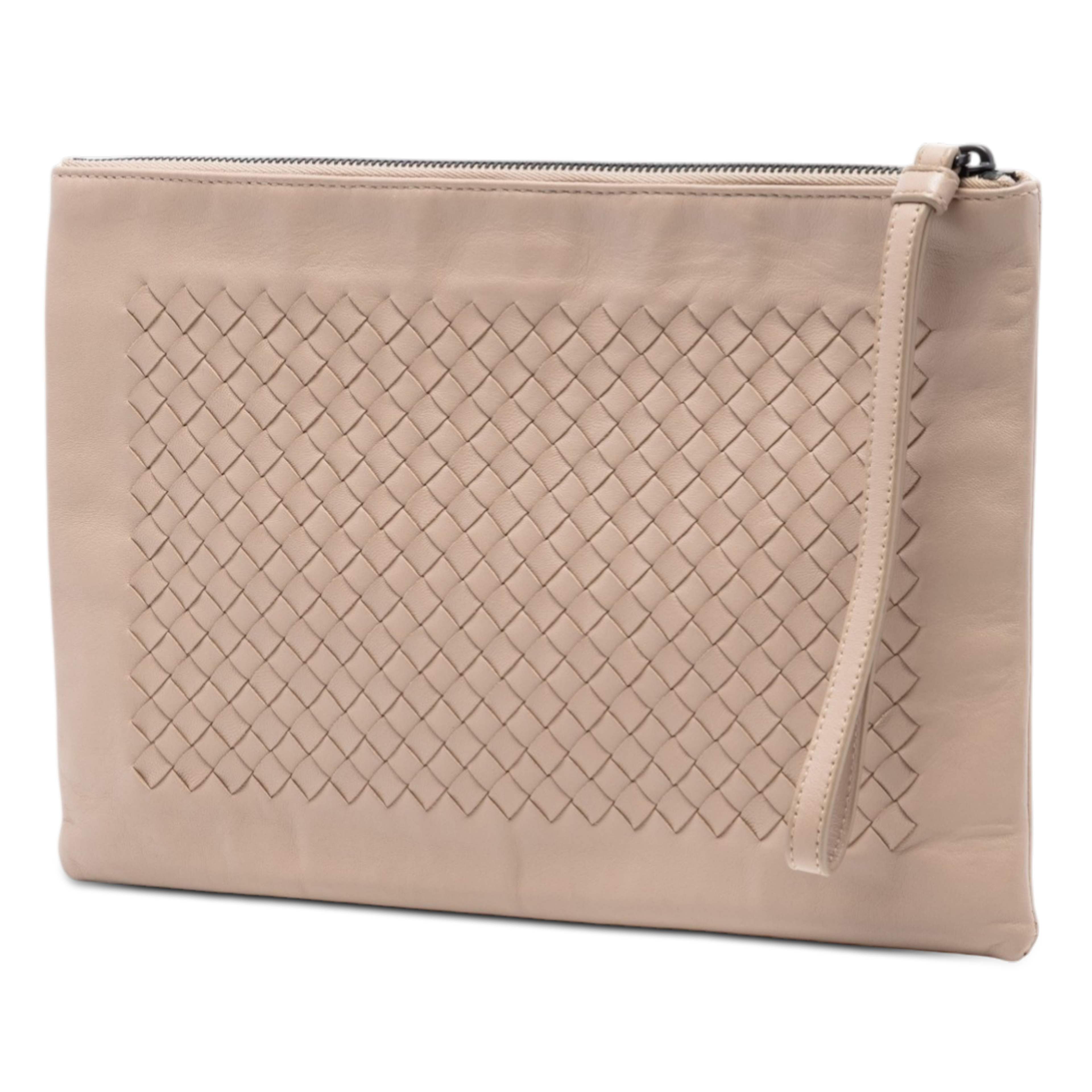 Bottega Veneta Nappa Intrecciato Wristlet Clutch, från Luxclusif, i färgen beige. Klicka för att öppna bilden i stort format
