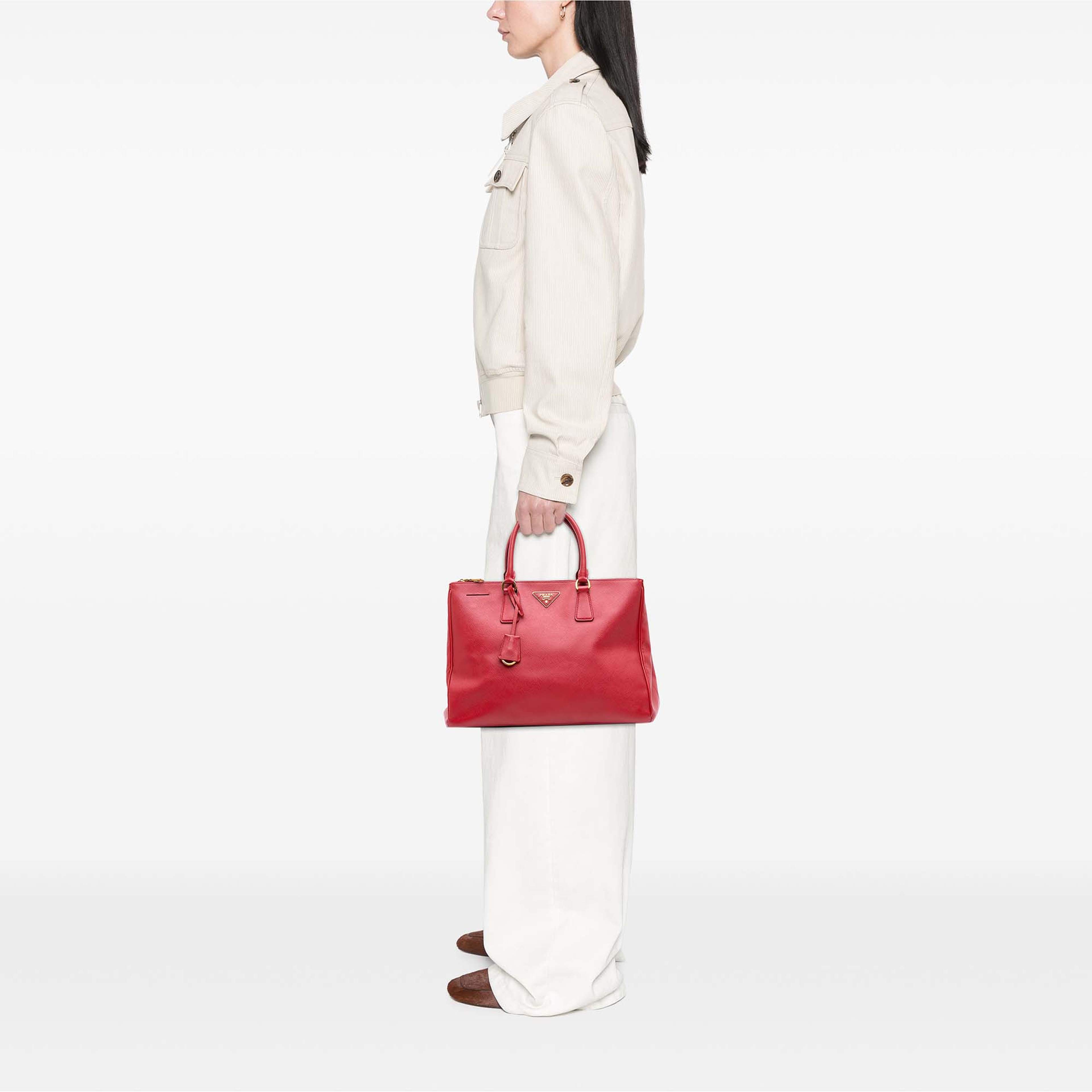Prada Large Saffiano Lux Galleria Double Zip Satchel, från Luxclusif, i färgen röd. Klicka för att öppna bilden i stort format