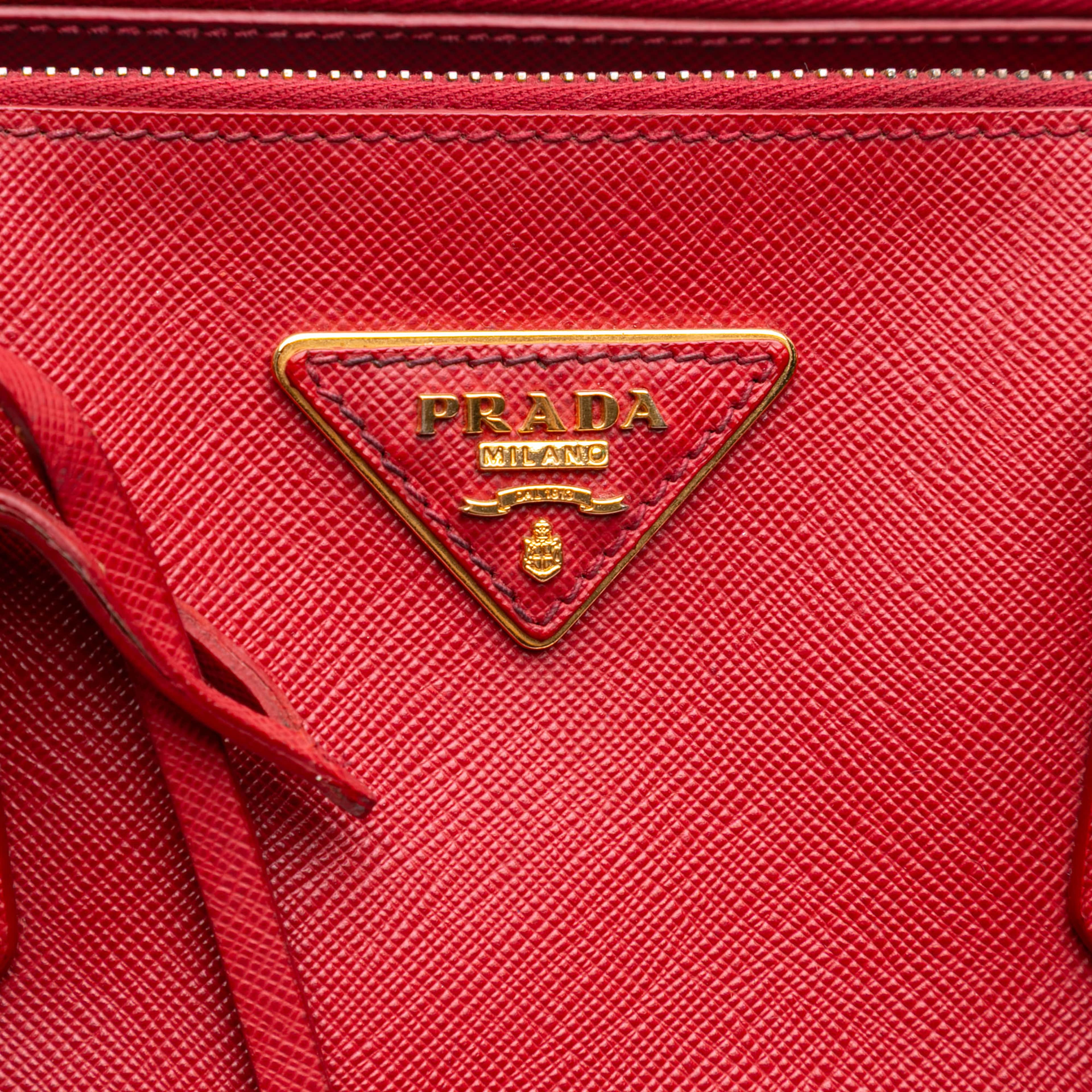 Prada Large Saffiano Lux Galleria Double Zip Satchel, från Luxclusif, i färgen red. Klicka för att öppna bilden i stort format
