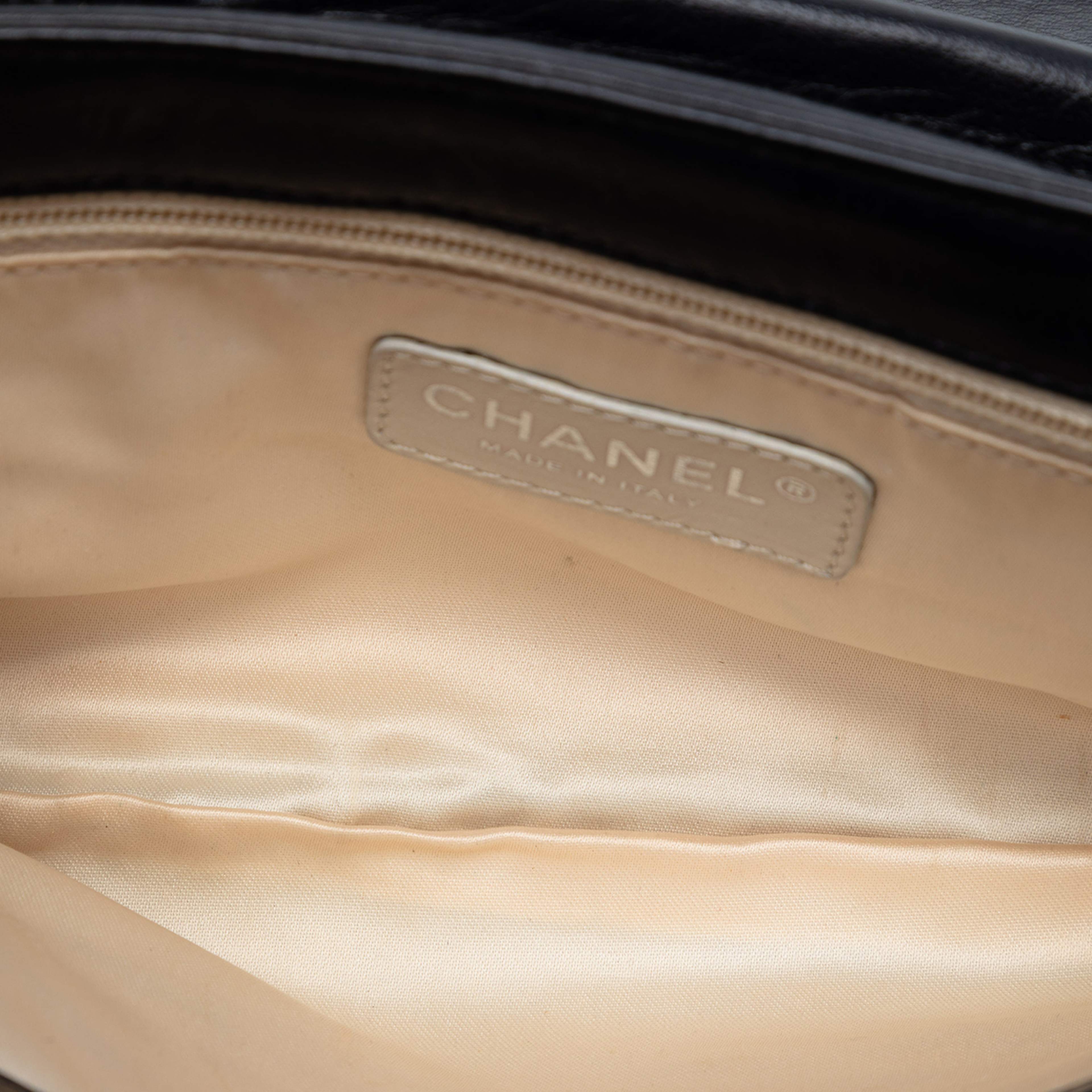 Chanel Quilted Lambskin Reissue East West Flap, från Luxclusif, i färgen black. Klicka för att öppna bilden i stort format