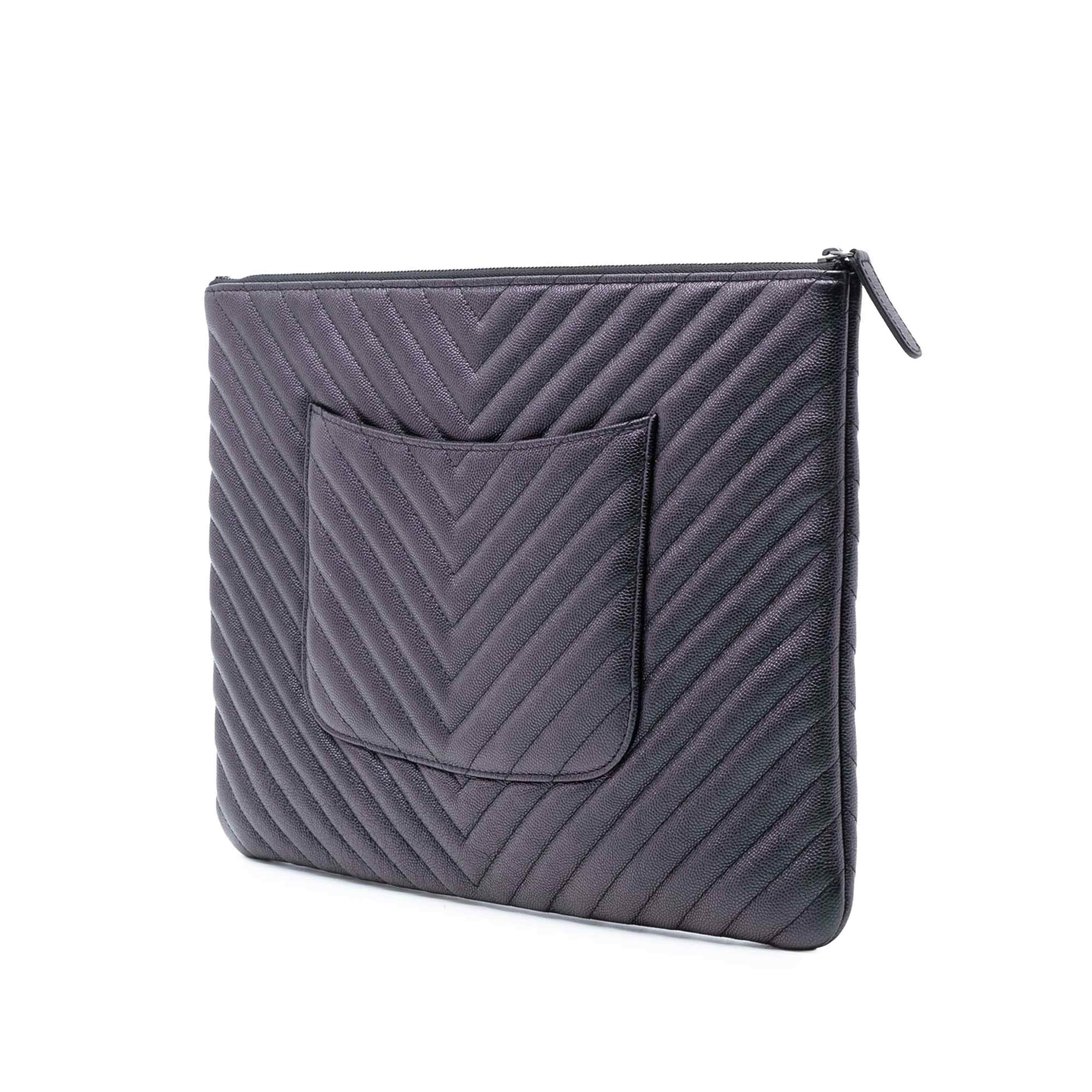 Chanel Large Cc Chevron Iridescent Caviar O Case Clutch, från Luxclusif, i färgen plum. Klicka för att öppna bilden i stort format