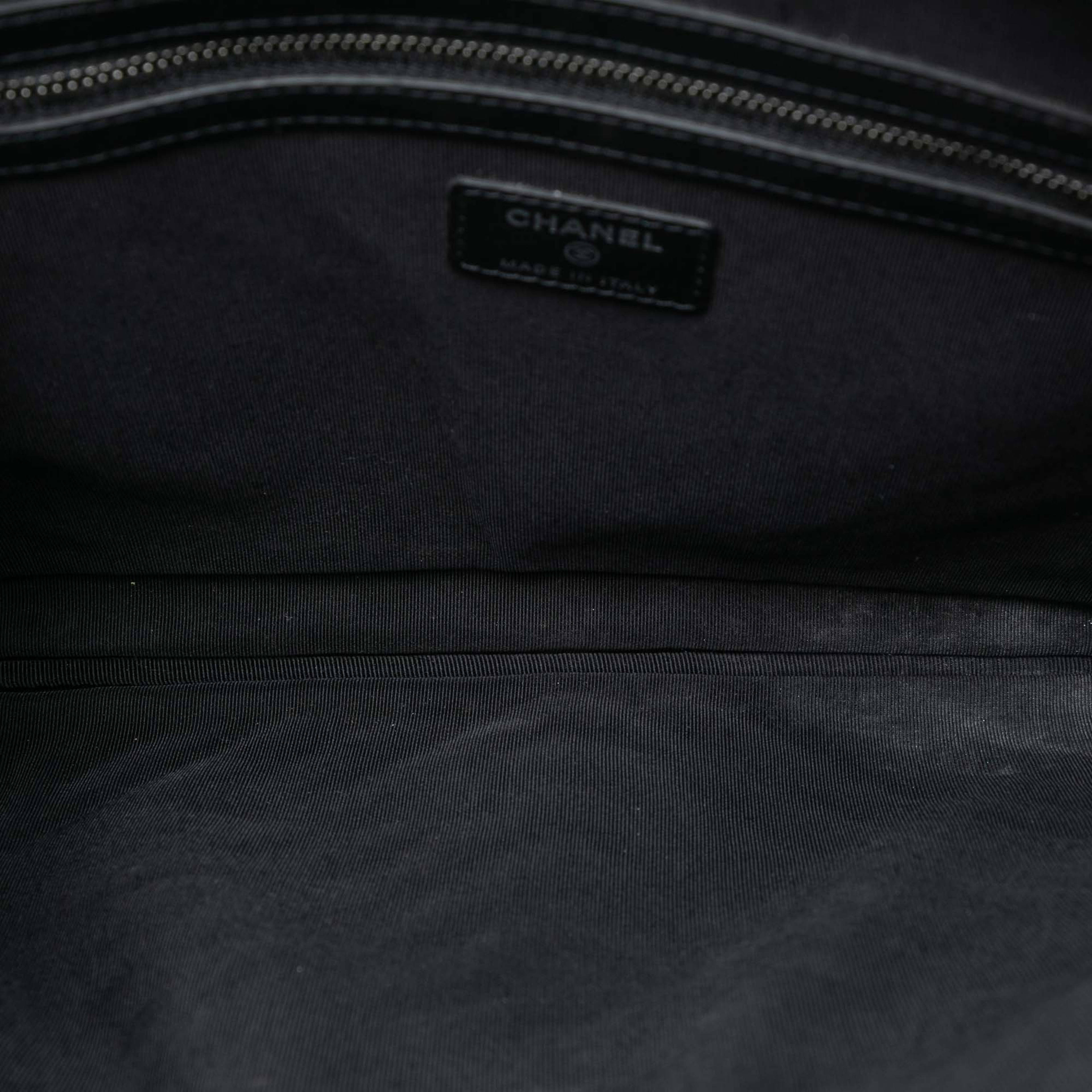 Chanel Large Cc Chevron Iridescent Caviar O Case Clutch, från Luxclusif, i färgen plum. Klicka för att öppna bilden i stort format