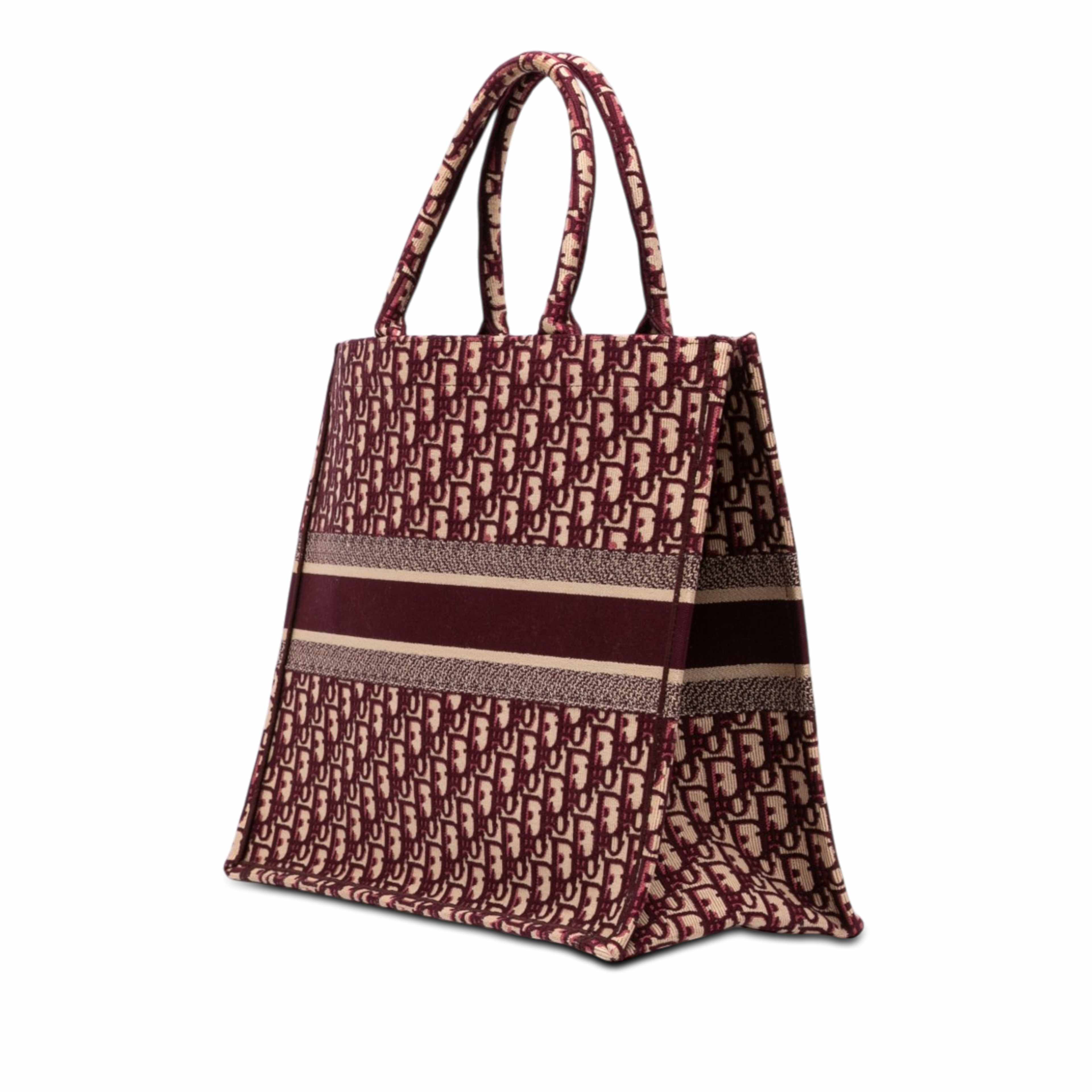Dior Large Oblique Embroidered Canvas Book Tote, från Luxclusif, i färgen röd. Klicka för att öppna bilden i stort format