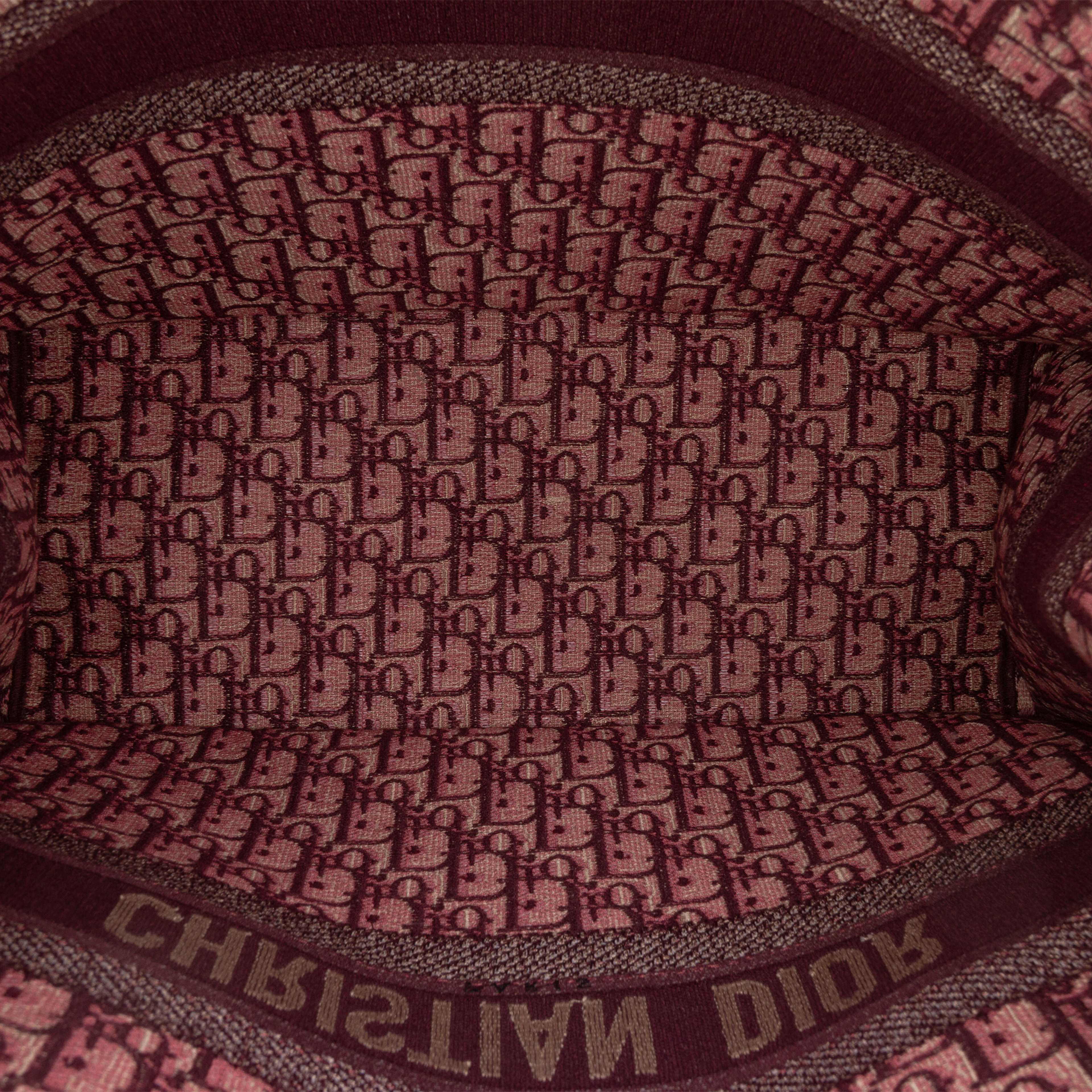 Dior Large Oblique Embroidered Canvas Book Tote, från Luxclusif, i färgen röd. Klicka för att öppna bilden i stort format