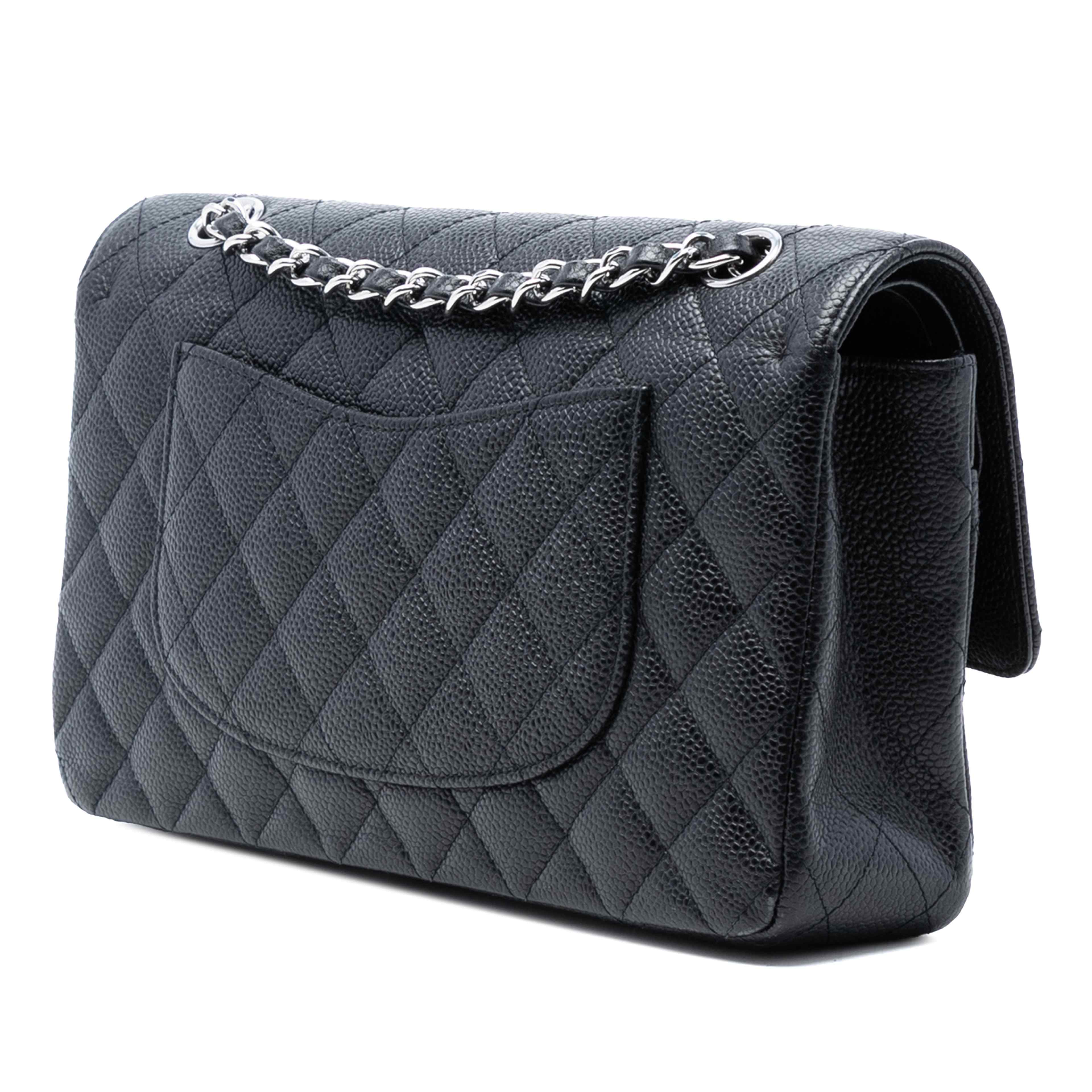 Chanel Medium Classic Caviar Double Flap, från Luxclusif, i färgen black. Klicka för att öppna bilden i stort format