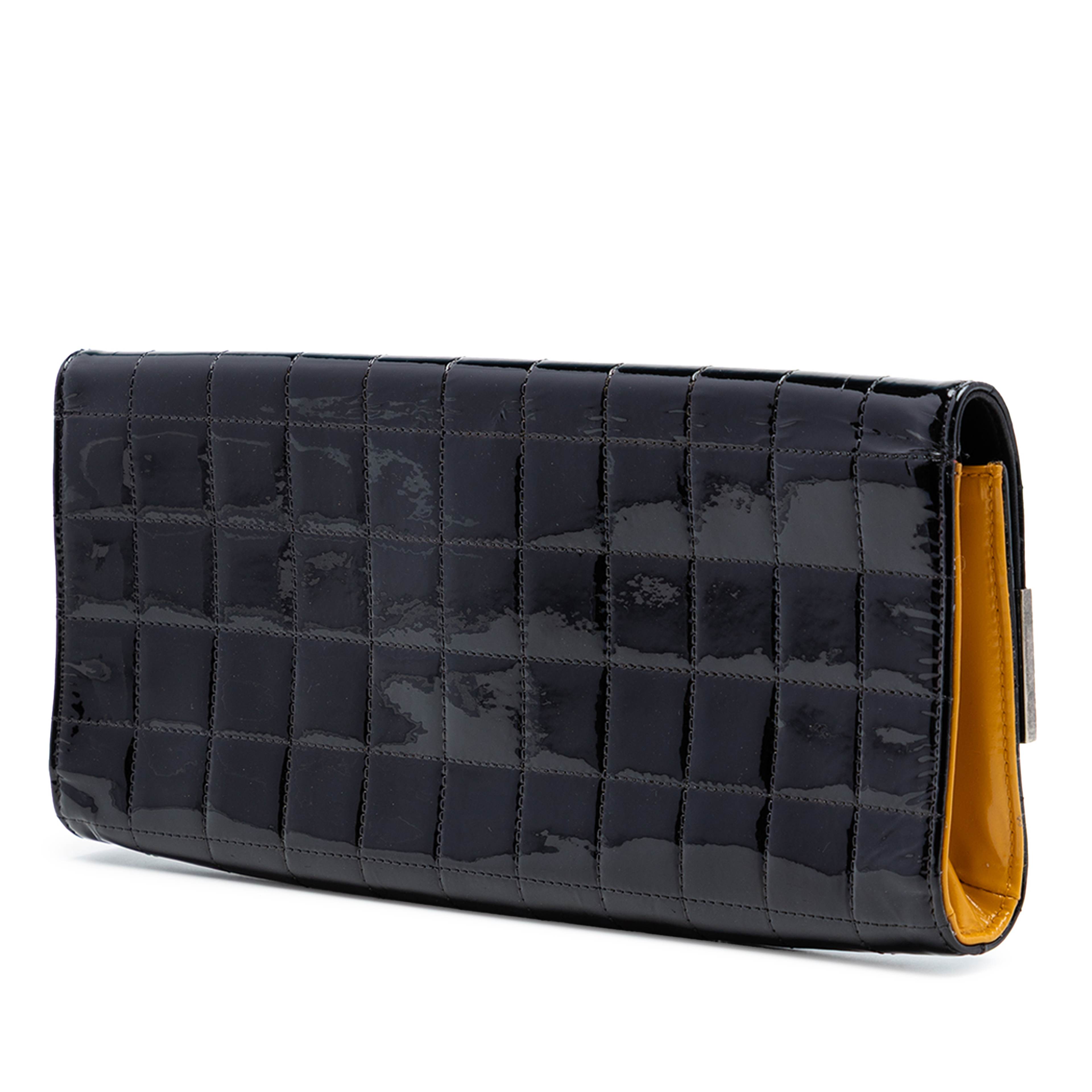 Chanel Chocolate Bar Patent Clutch, från Luxclusif, i färgen black. Klicka för att öppna bilden i stort format
