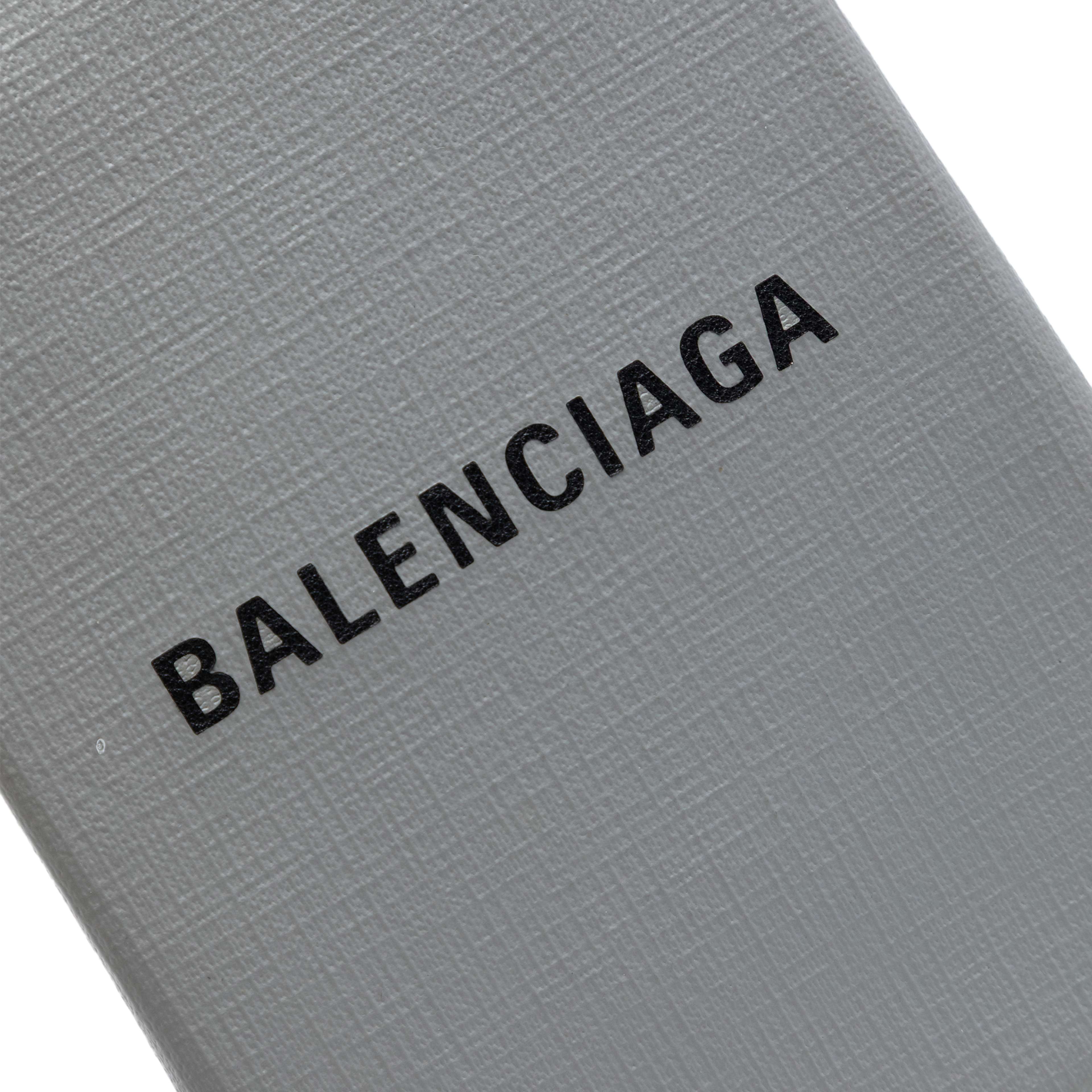 Balenciaga Mini Calfskin Logo Shopping Phone Holder, från Luxclusif, i färgen gray. Klicka för att öppna bilden i stort format