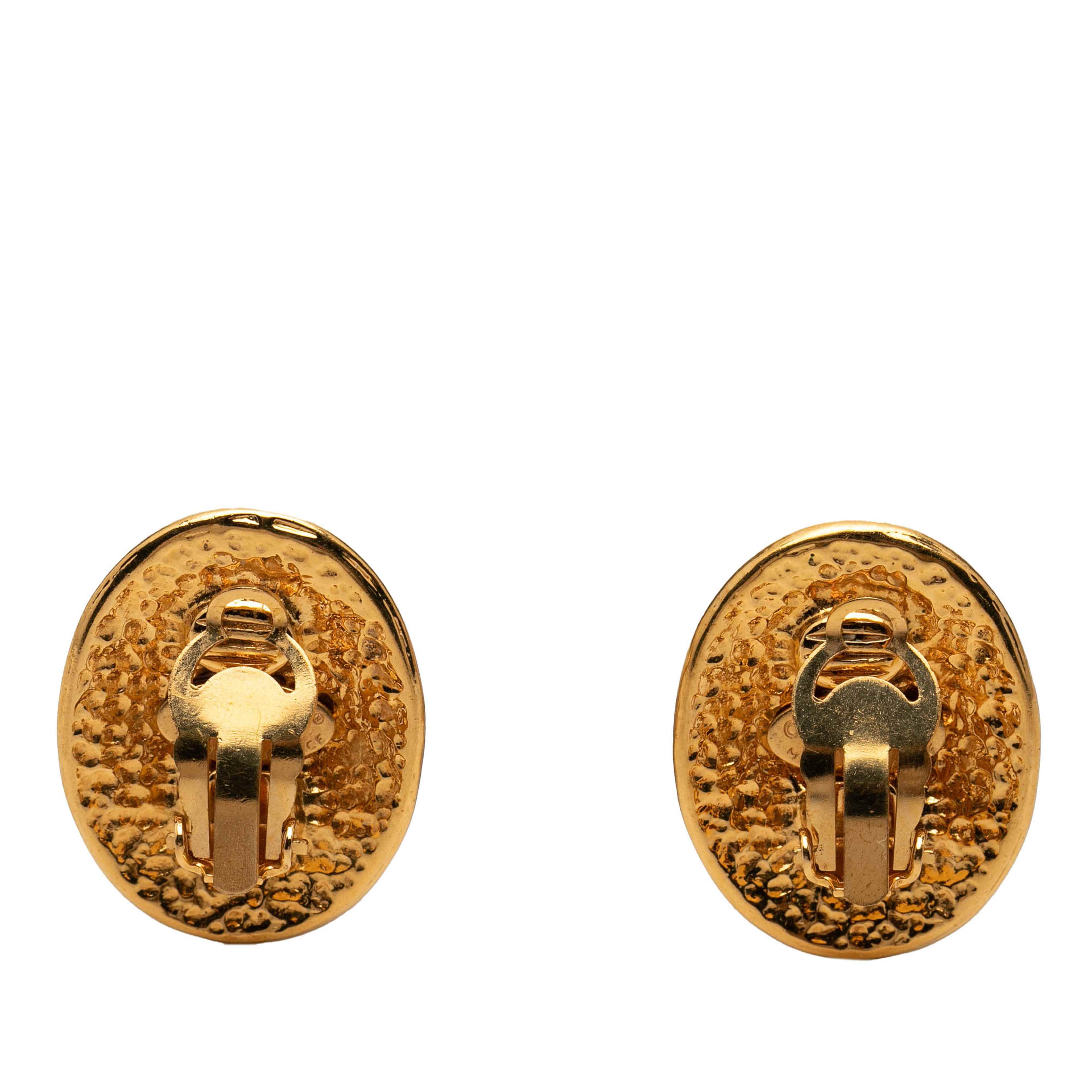 Chanel Cc Gold Plated Oval Clip On Earrings, från Luxclusif, i färgen gold. Klicka för att öppna bilden i stort format