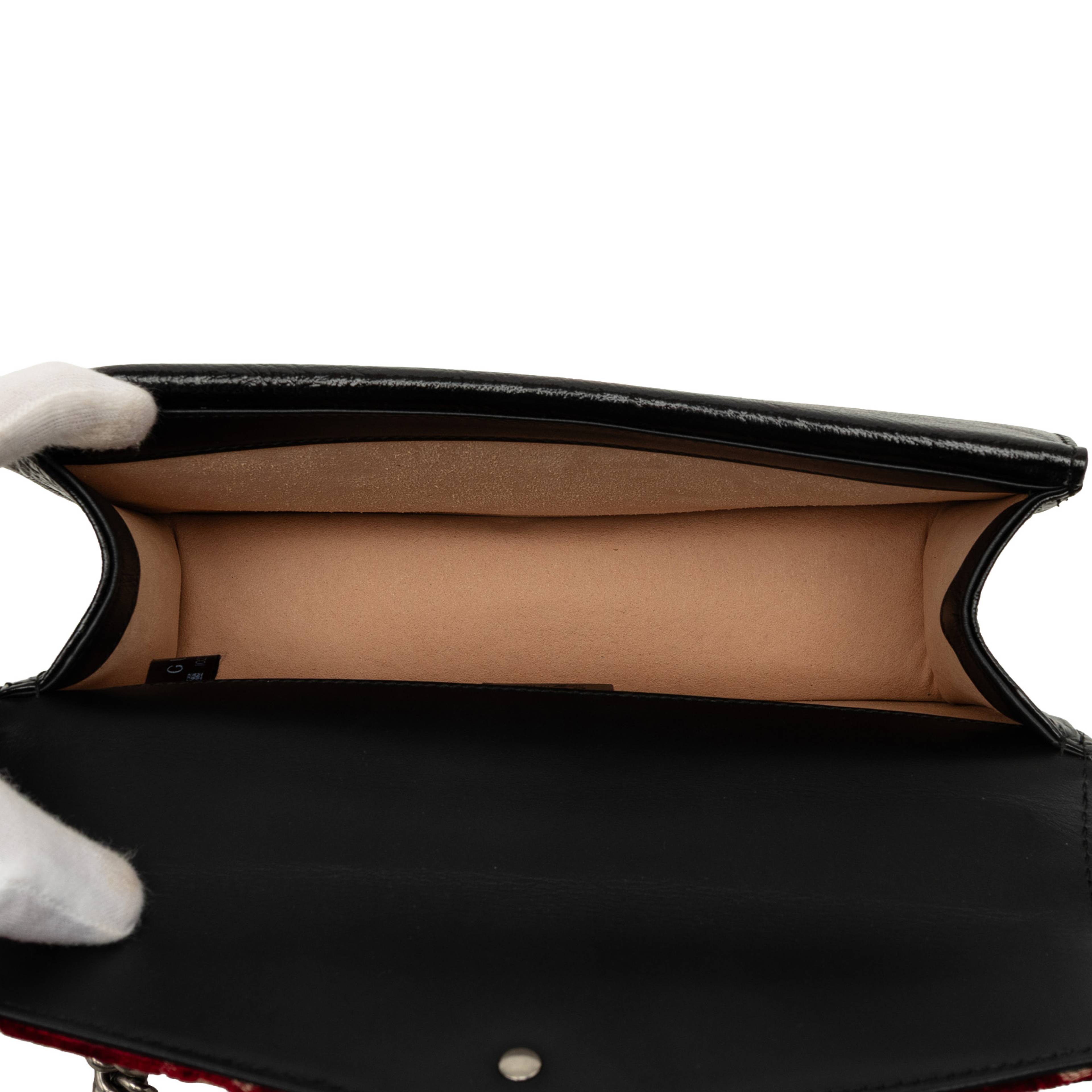 Gucci Medium Gg Velvet Dionysus Crossbody, från Luxclusif, i färgen röd. Klicka för att öppna bilden i stort format
