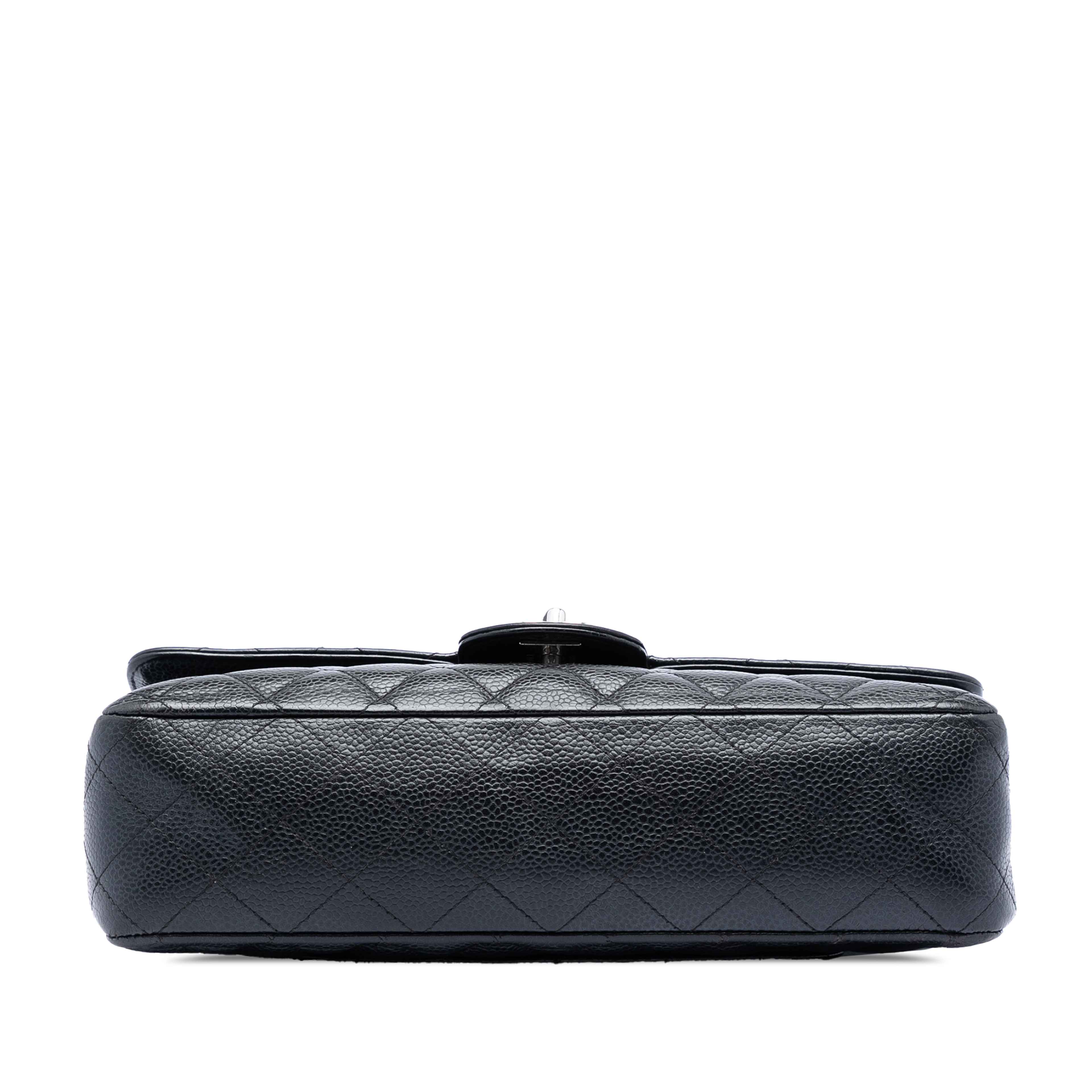 Chanel Medium Classic Caviar Double Flap, från Luxclusif, i färgen black. Klicka för att öppna bilden i stort format