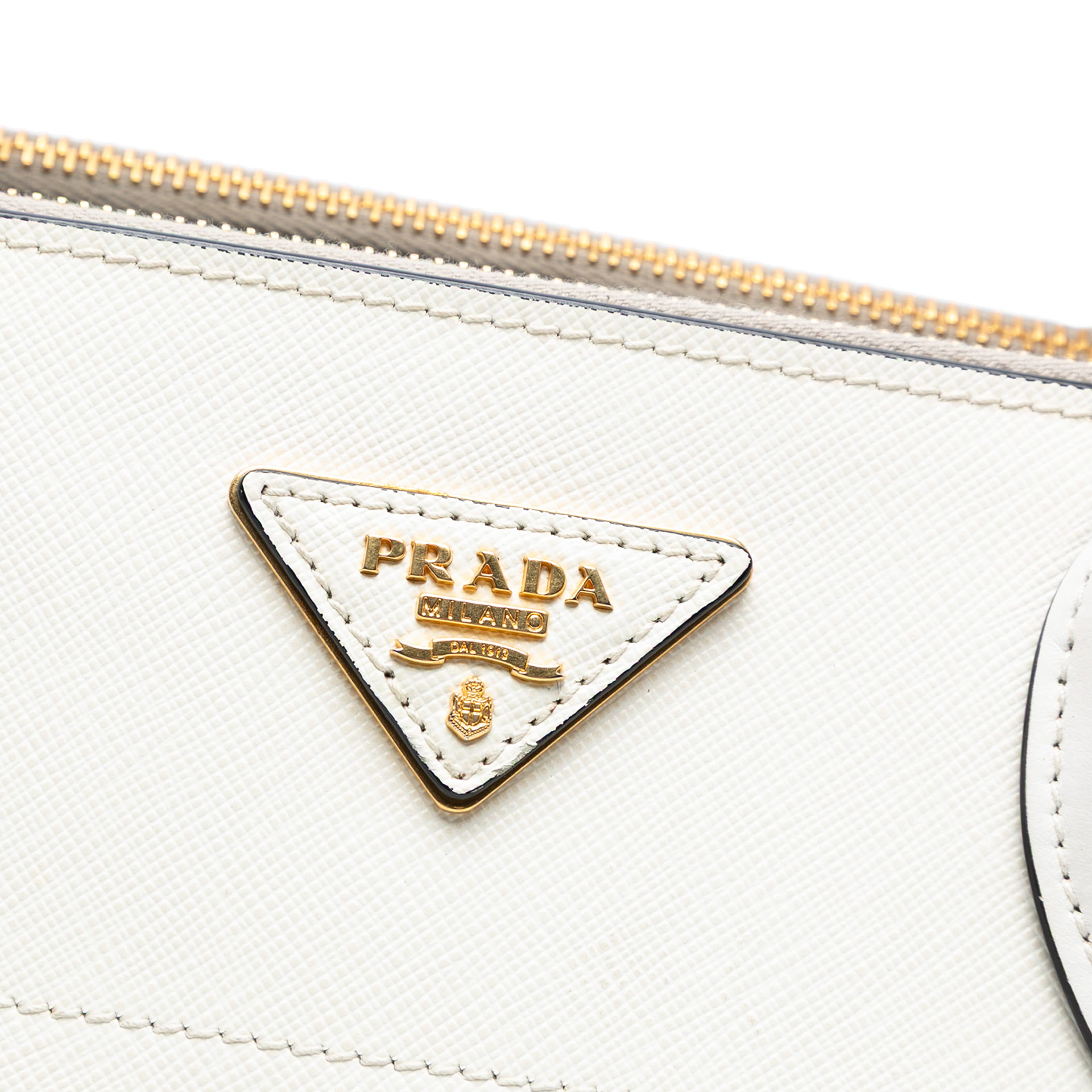 Prada City Calf Trimmed Saffiano Greche Paradigme Bag, från Luxclusif, i färgen white. Klicka för att öppna bilden i stort format