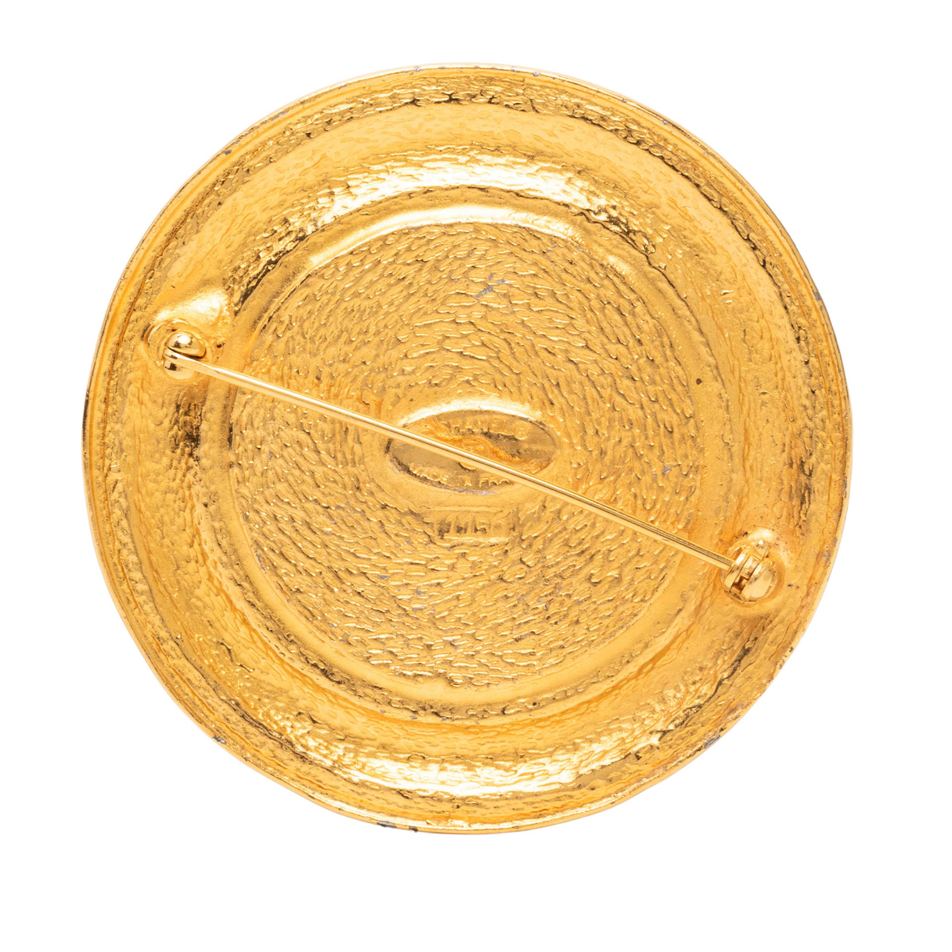 Chanel Gold Plated 31 Rue Cambon Medallion Pin Brooch, från Luxclusif, i färgen guld. Klicka för att öppna bilden i stort format