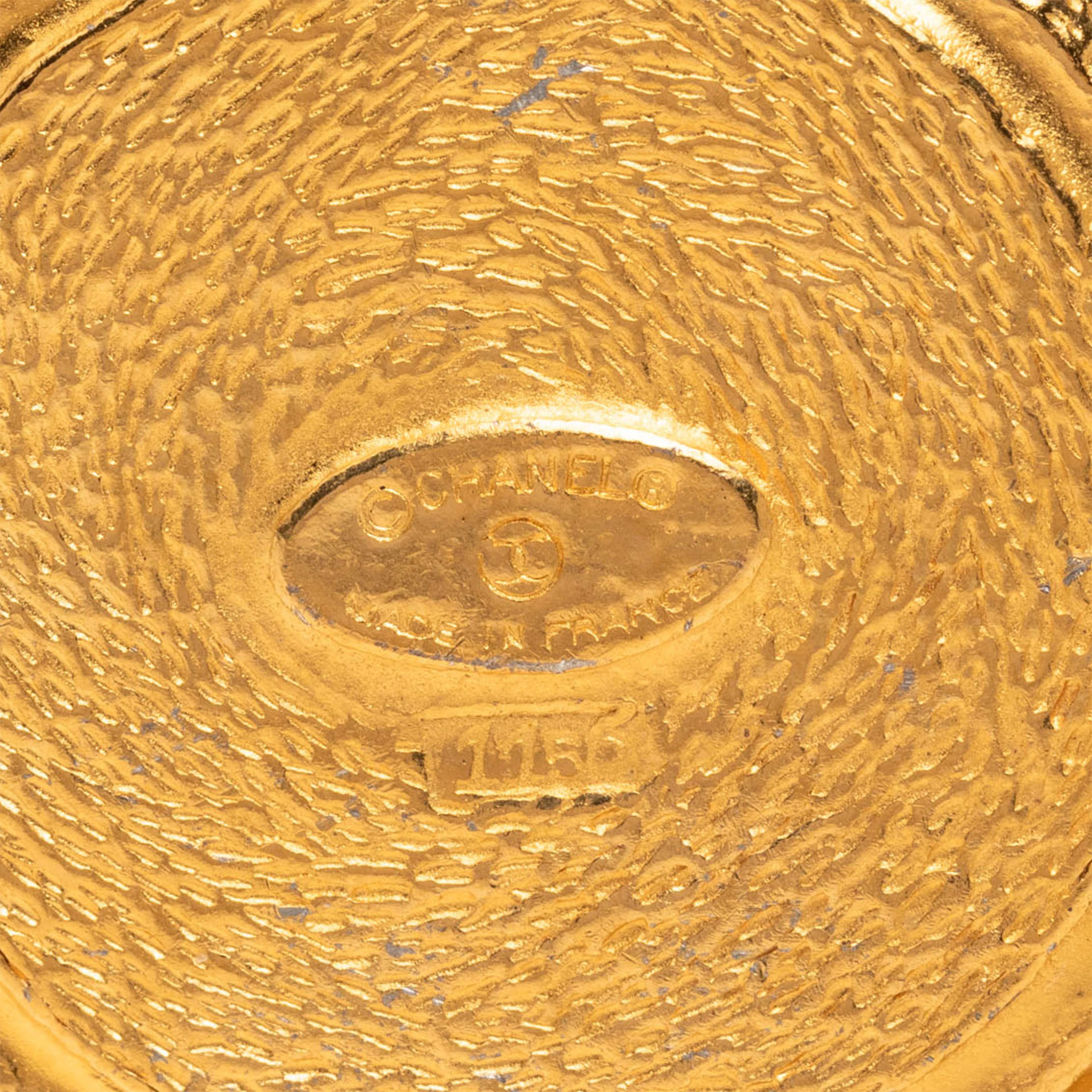 Chanel Gold Plated 31 Rue Cambon Medallion Pin Brooch, från Luxclusif, i färgen guld. Klicka för att öppna bilden i stort format