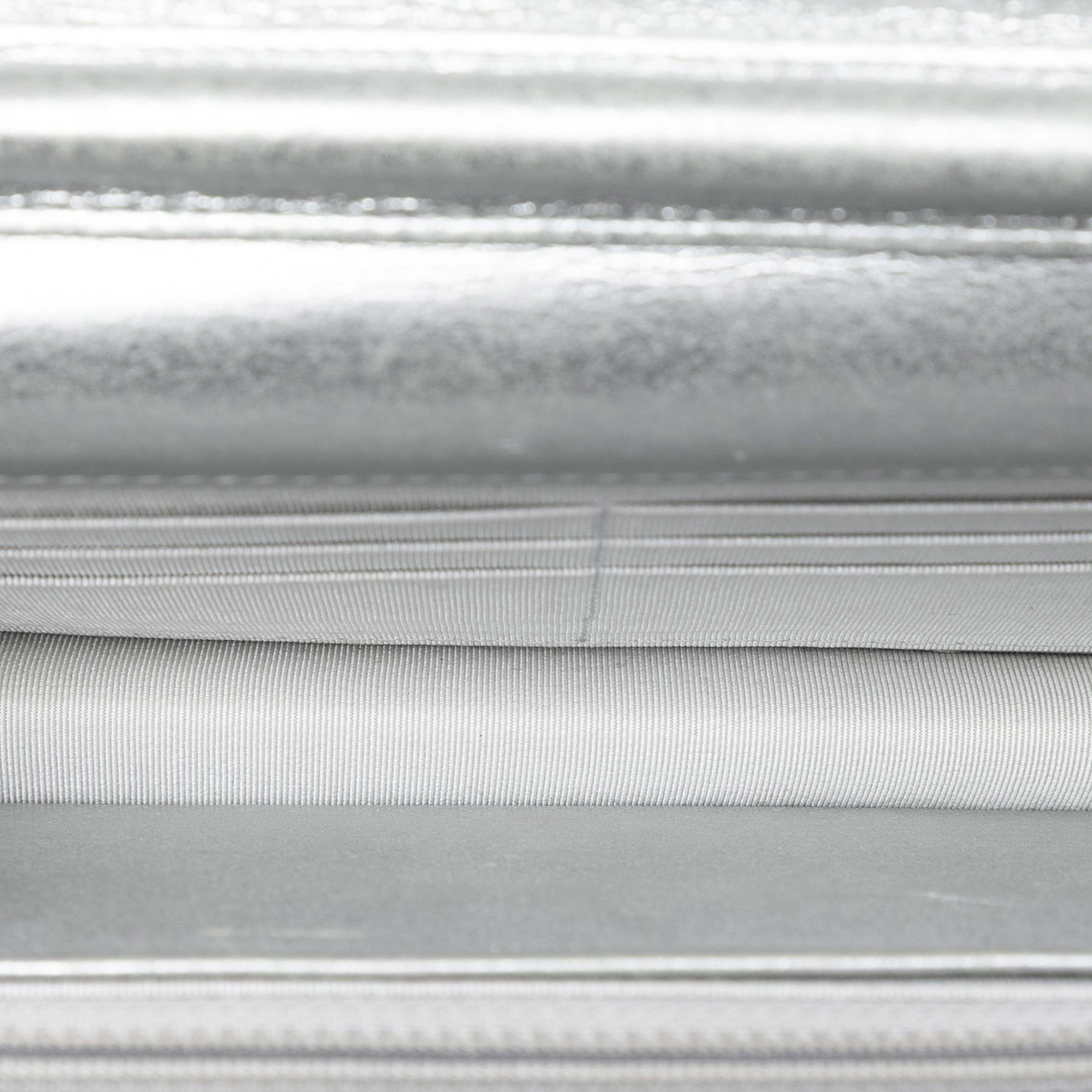 Chanel Cc Chevron Metallic Lambskin Wallet On Chain, från Luxclusif, i färgen silver. Klicka för att öppna bilden i stort format