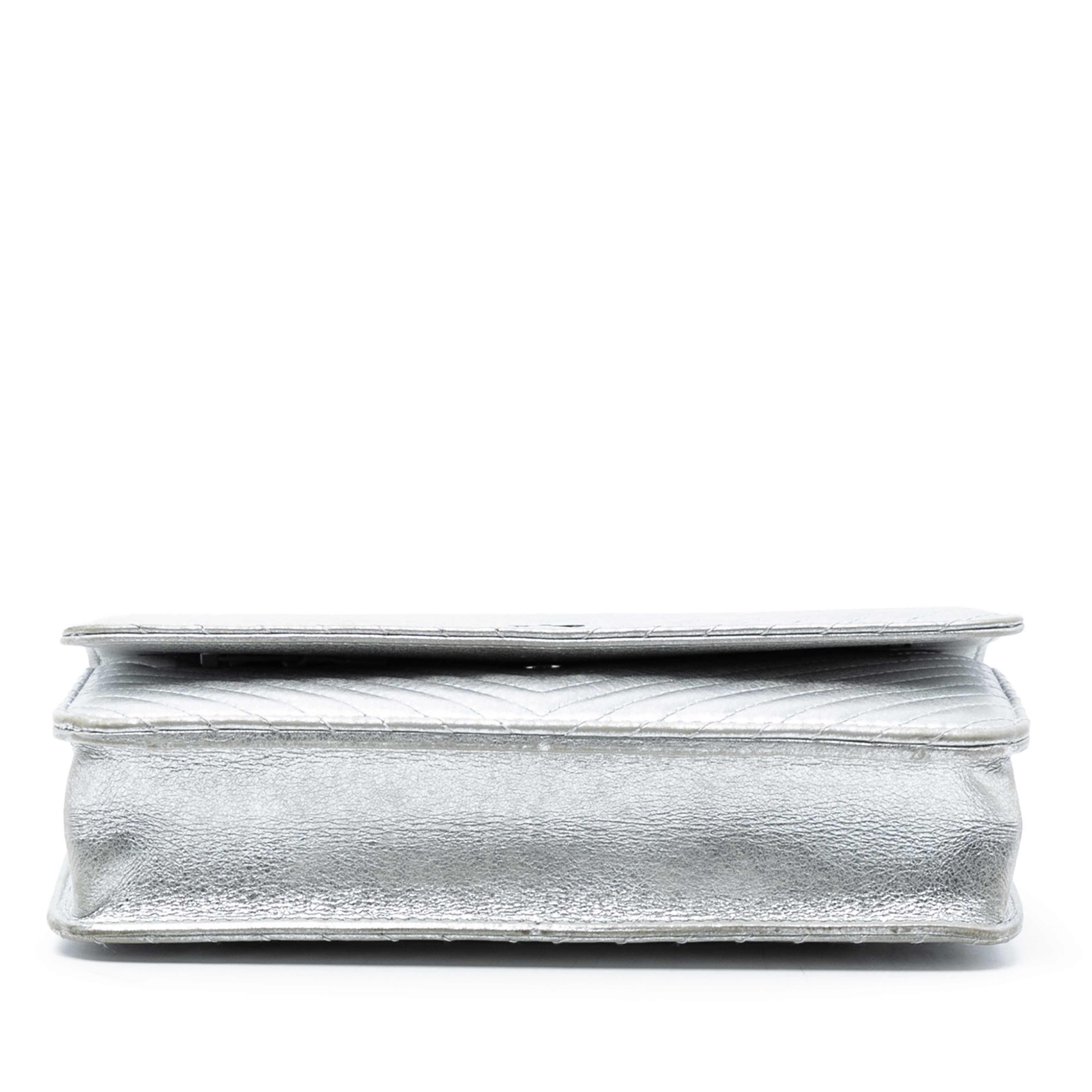 Chanel Cc Chevron Metallic Lambskin Wallet On Chain, från Luxclusif, i färgen silver. Klicka för att öppna bilden i stort format