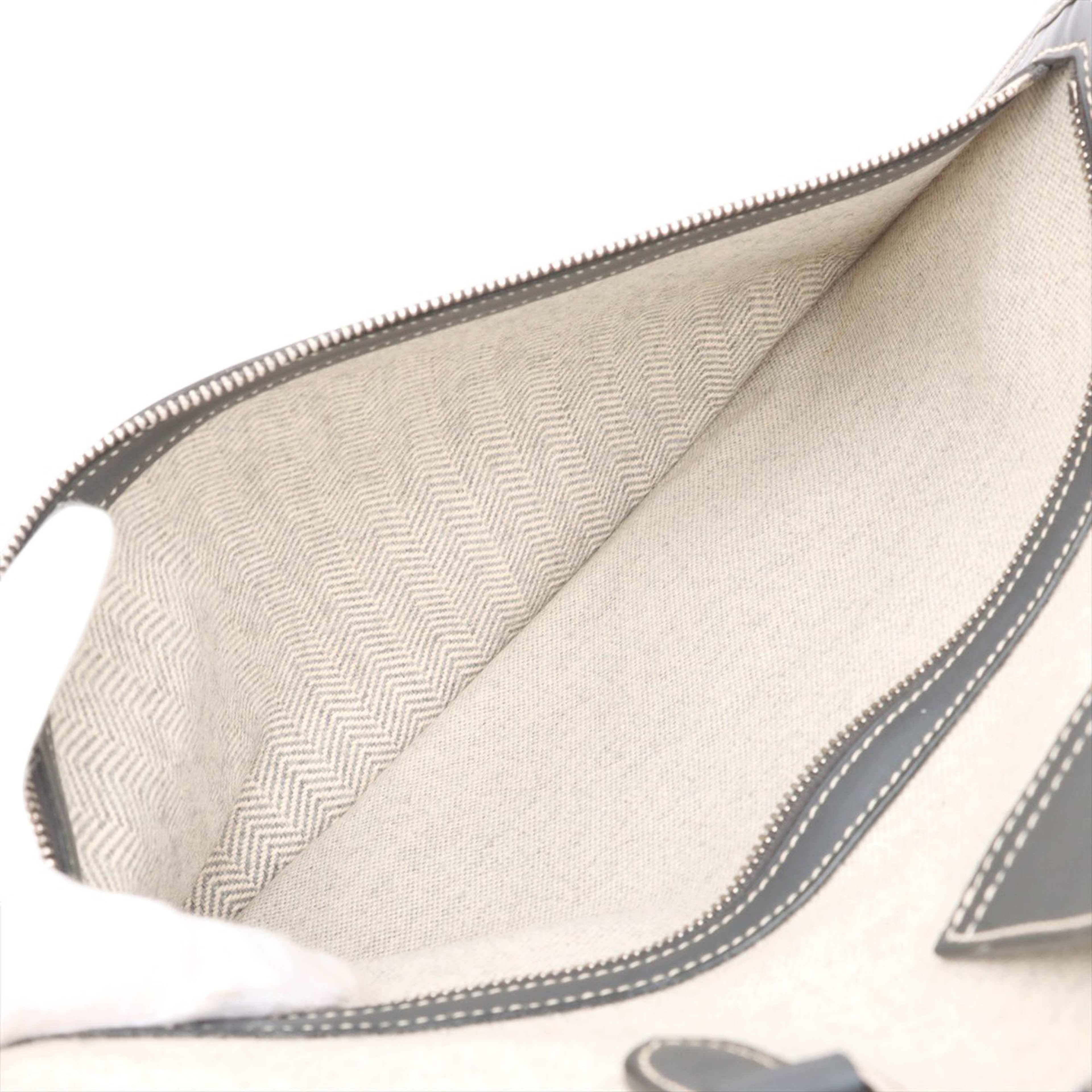 Hermès Toile H Cabas Sac Jumping, från Luxclusif, i färgen light beige. Klicka för att öppna bilden i stort format