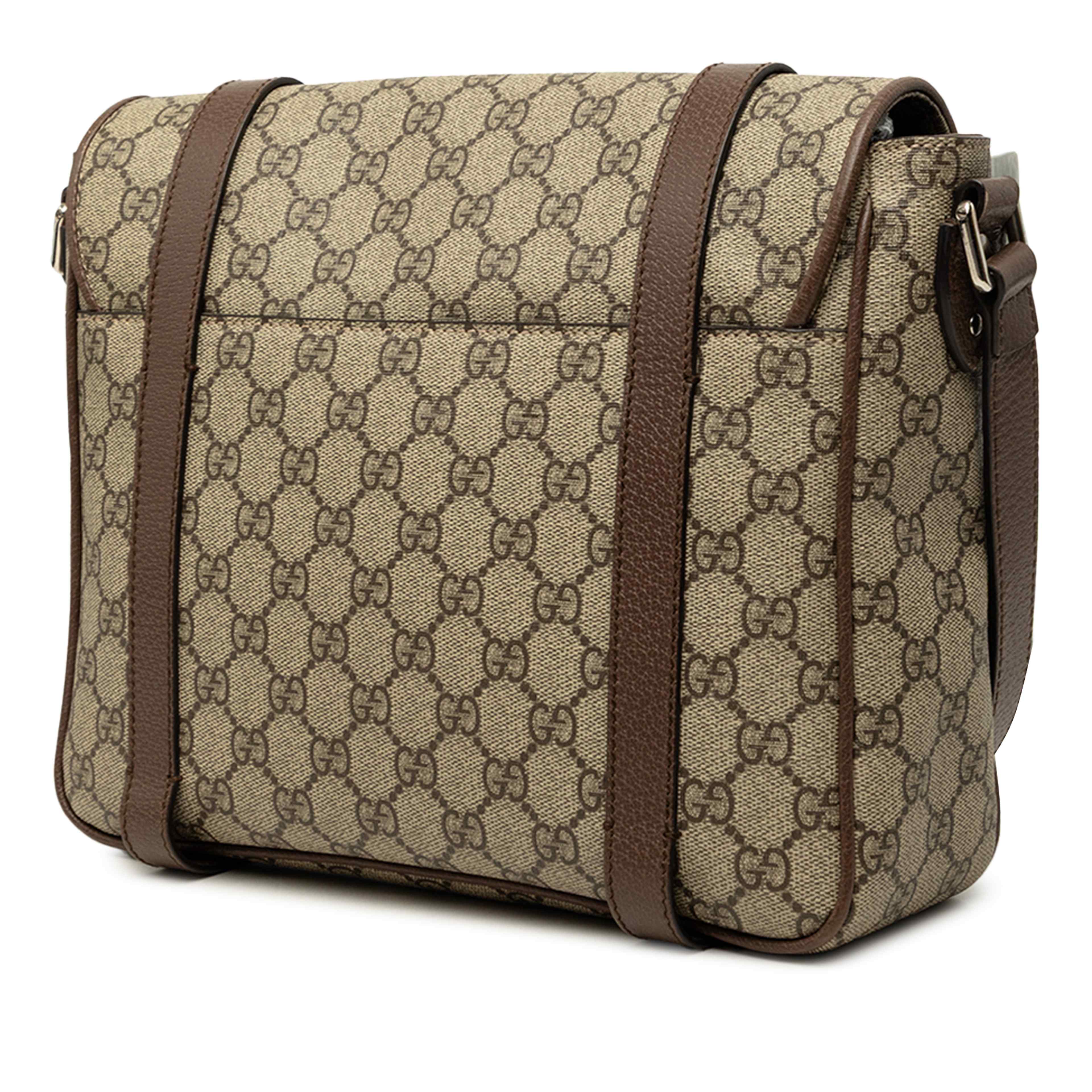 Gucci Gg Supreme Textured Dollar Calfskin Retro Interlocking G Flap Messenger Bag, från Luxclusif, i färgen beige. Klicka för att öppna bilden i stort format
