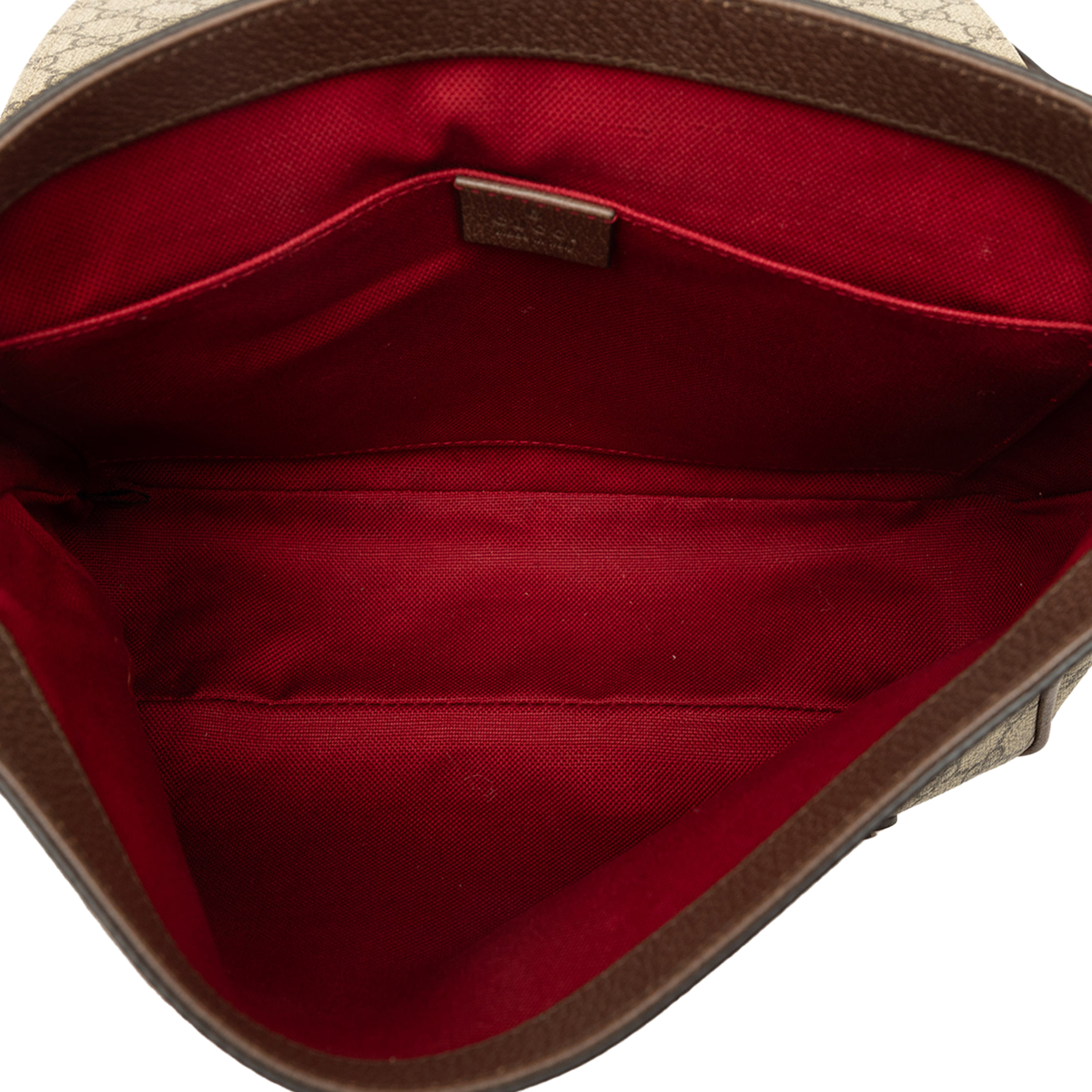 Gucci Gg Supreme Textured Dollar Calfskin Retro Interlocking G Flap Messenger Bag, från Luxclusif, i färgen beige. Klicka för att öppna bilden i stort format