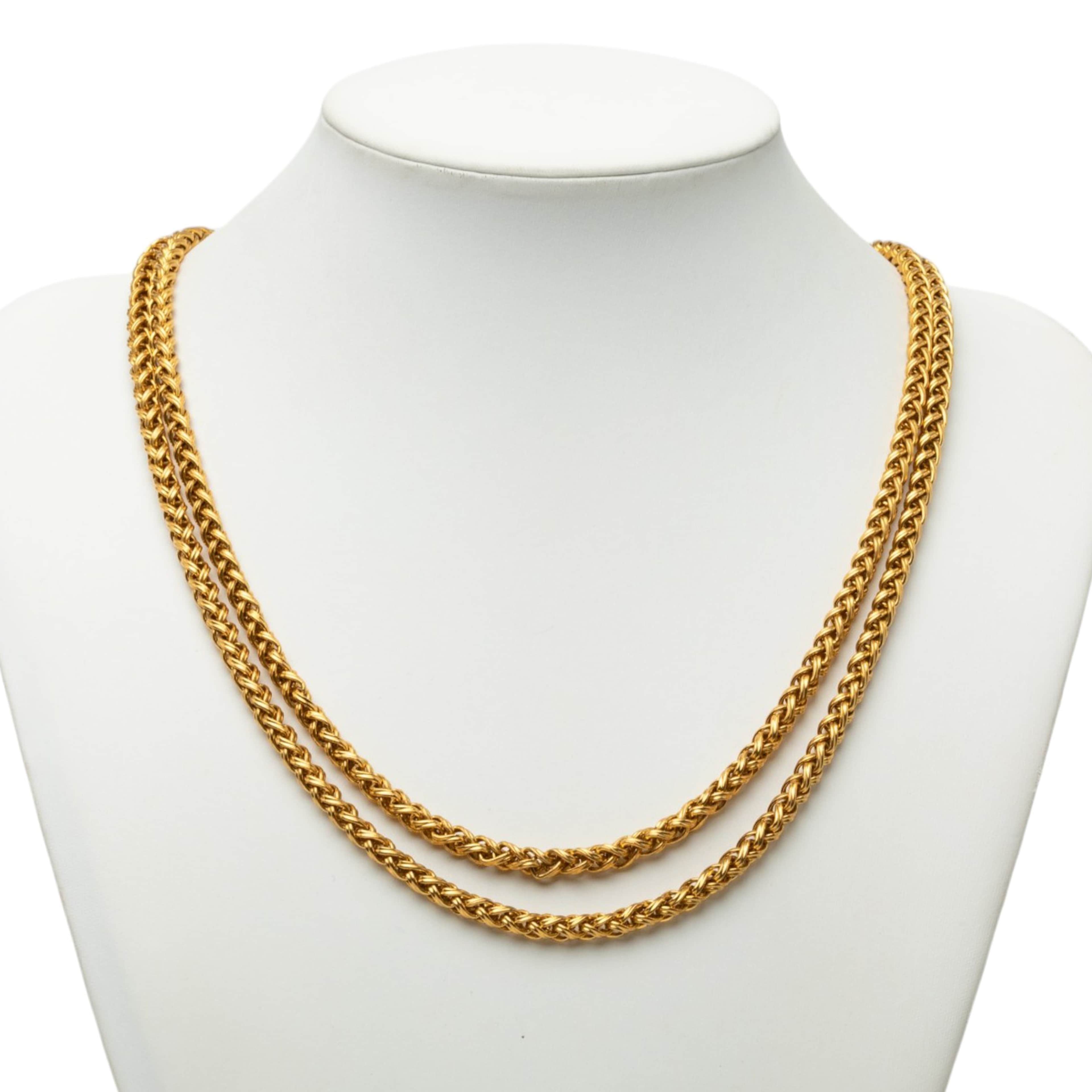 Chanel Gold Plated Medallion Double Strand Chain Necklace, från Luxclusif, i färgen guld. Klicka för att öppna bilden i stort format