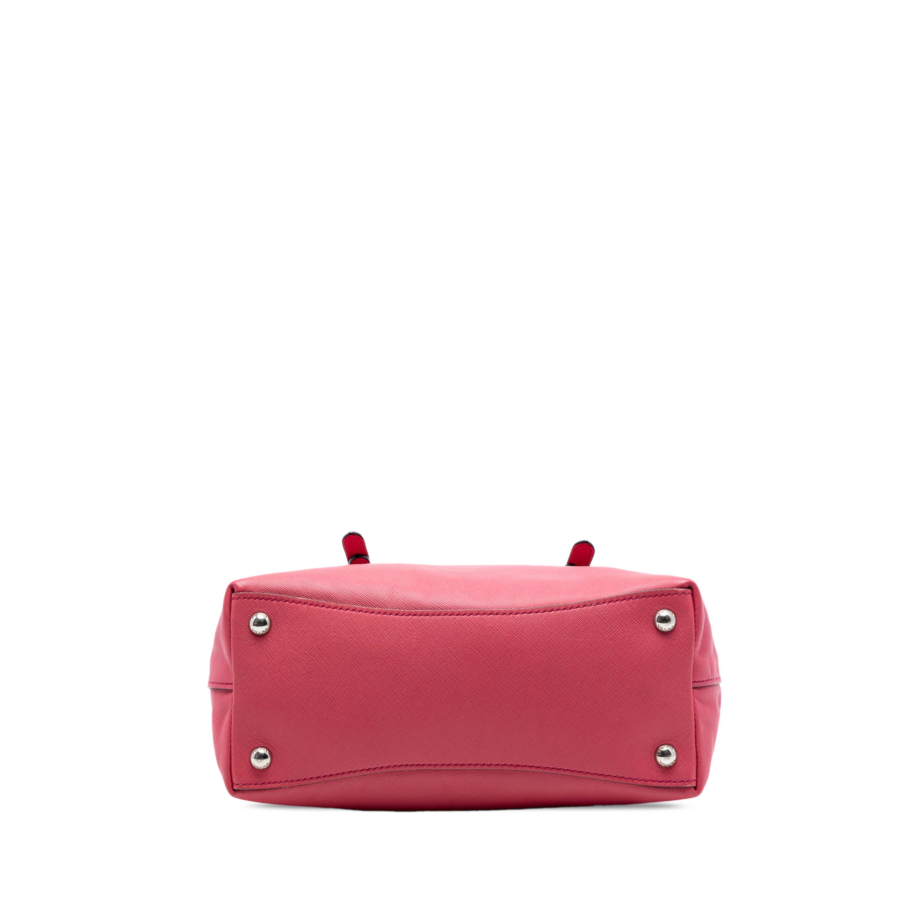 Prada Saffiano Soft Shopping Tote, från Luxclusif, i färgen rosa. Klicka för att öppna bilden i stort format