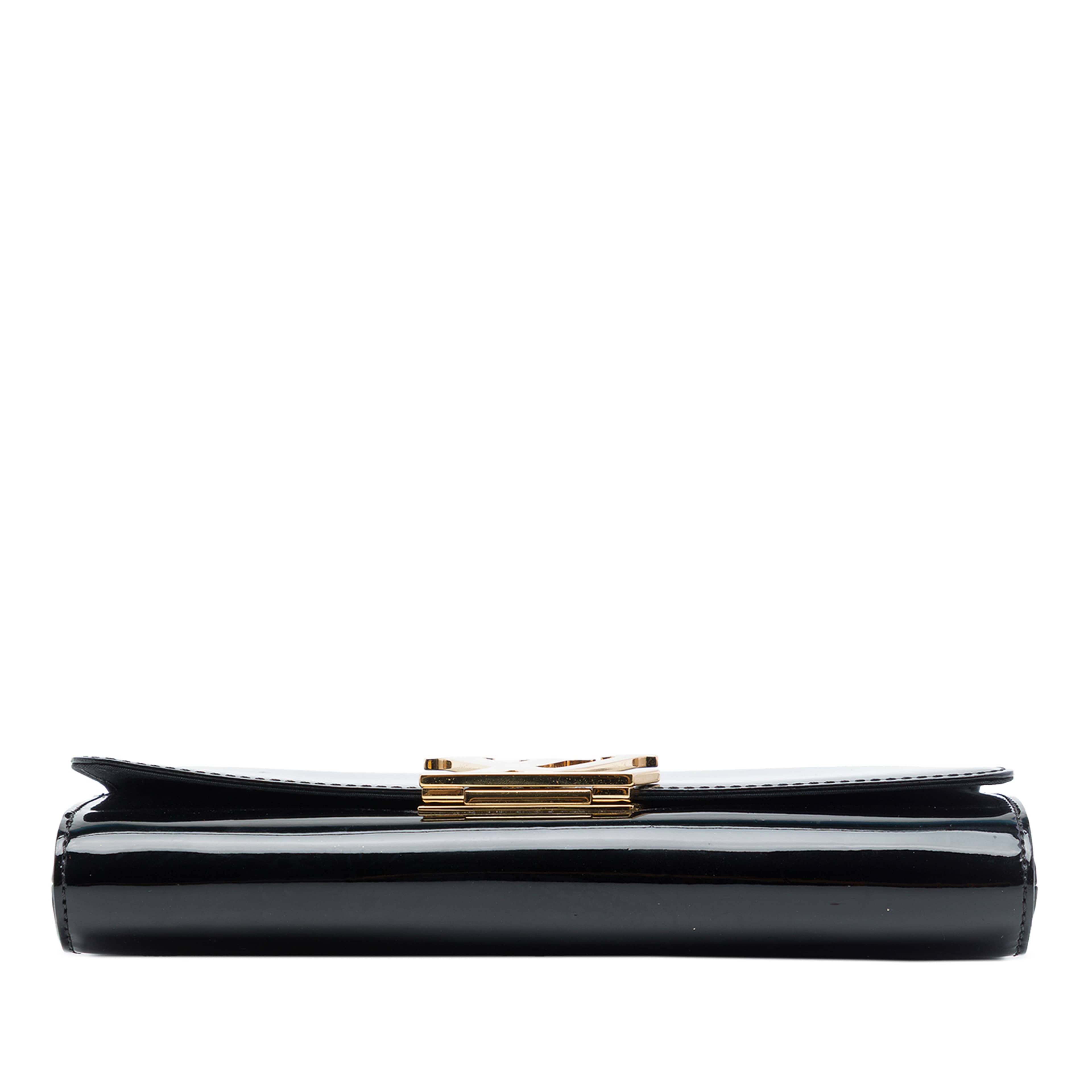 Louis Vuitton Vernis Louise Clutch, från Luxclusif, i färgen svart. Klicka för att öppna bilden i stort format