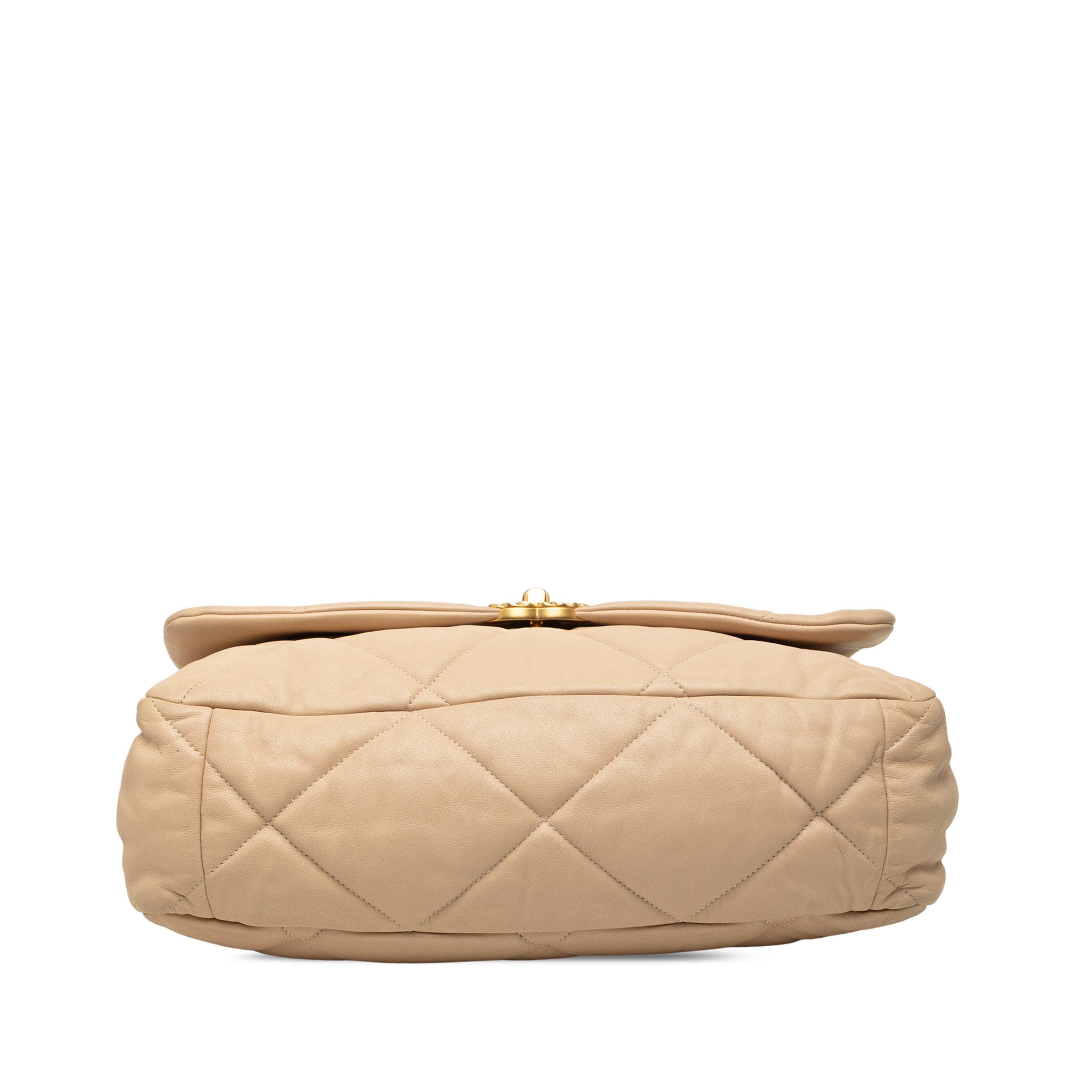 Chanel Maxi Lambskin 19 Flap, från Luxclusif, i färgen beige. Klicka för att öppna bilden i stort format