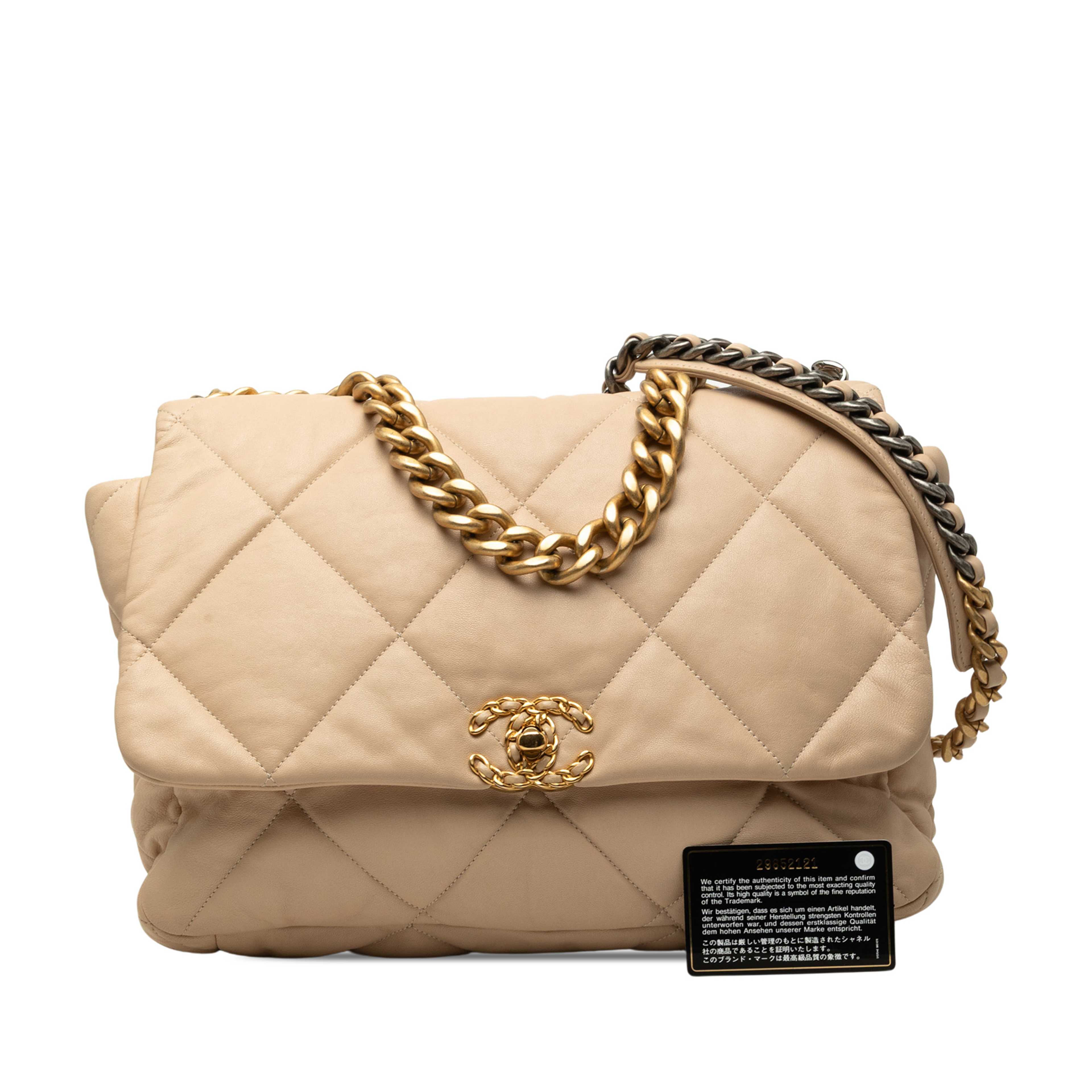 Chanel Maxi Lambskin 19 Flap, från Luxclusif, i färgen beige. Klicka för att öppna bilden i stort format