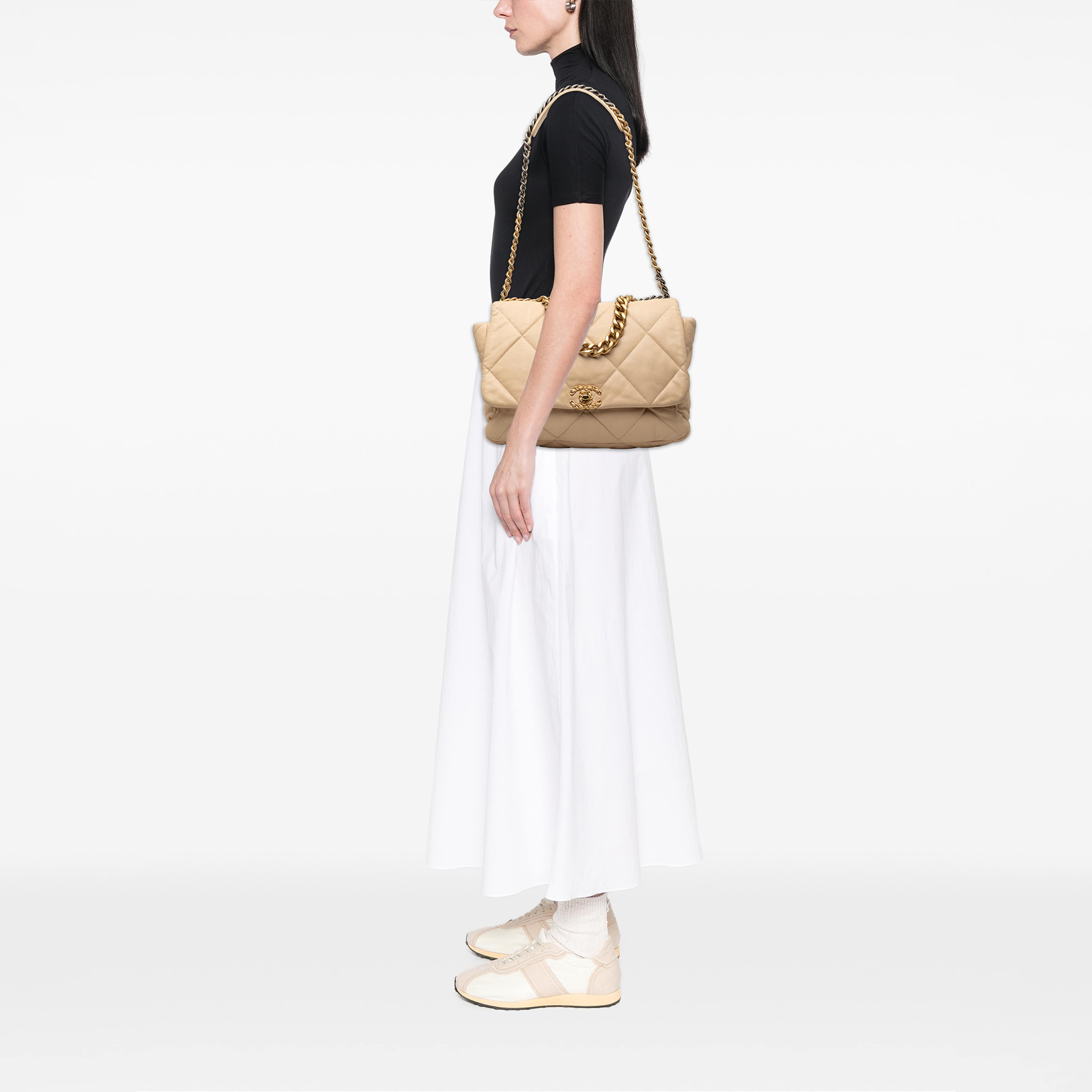 Chanel Maxi Lambskin 19 Flap, från Luxclusif, i färgen beige. Klicka för att öppna bilden i stort format