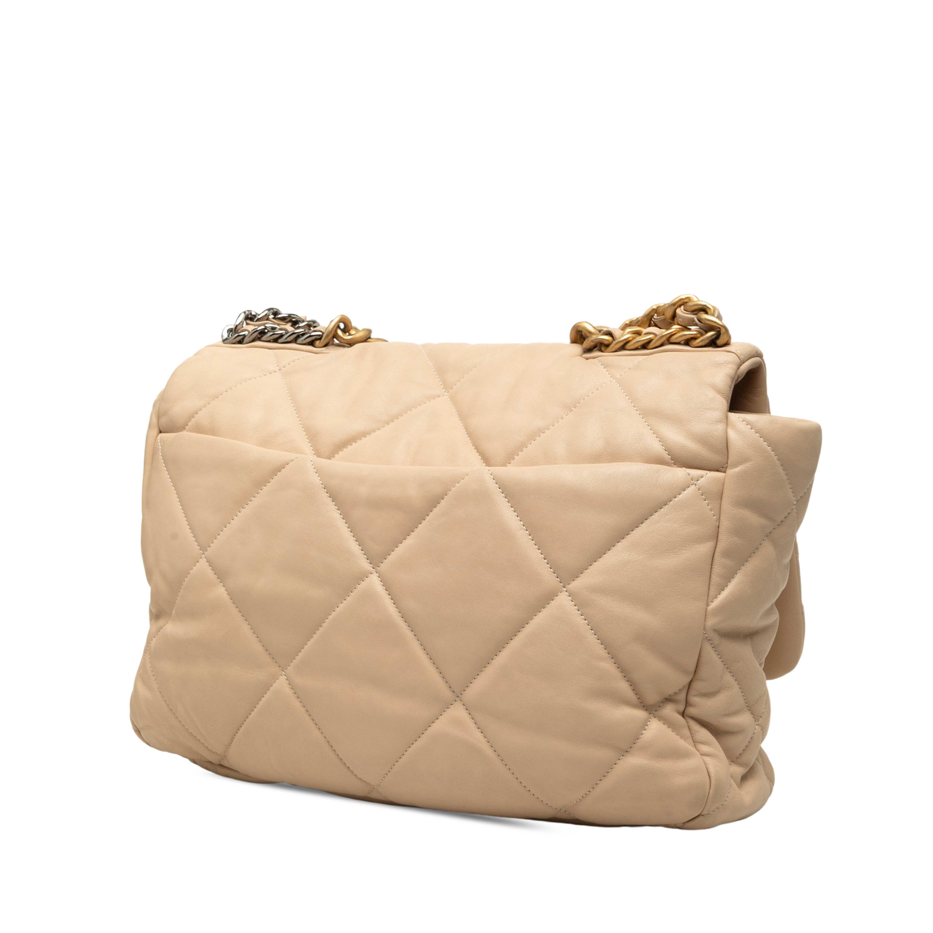 Chanel Maxi Lambskin 19 Flap, från Luxclusif, i färgen beige. Klicka för att öppna bilden i stort format