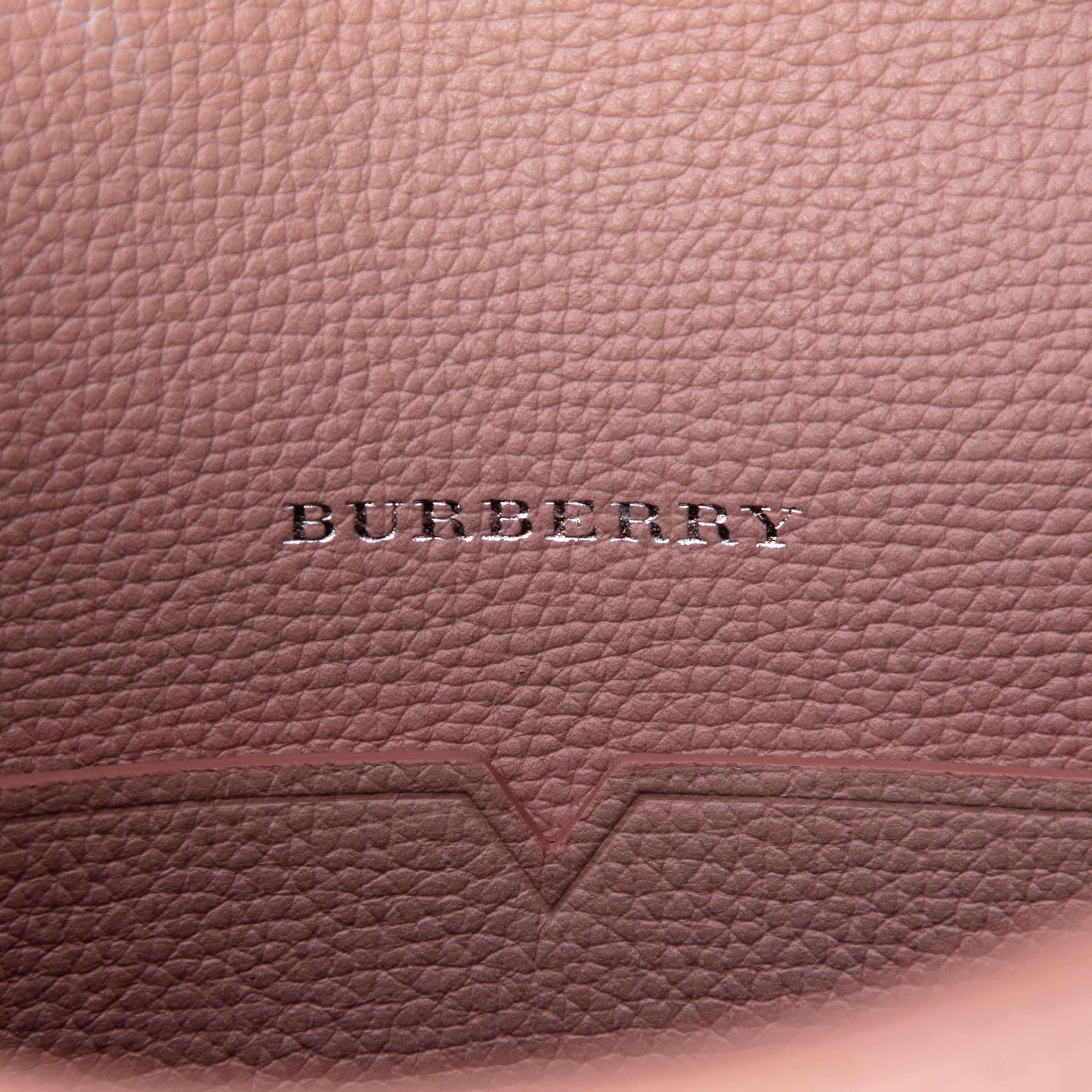 Burberry Small House Check Canvas Macken Crossbody, från Luxclusif, i färgen beige. Klicka för att öppna bilden i stort format