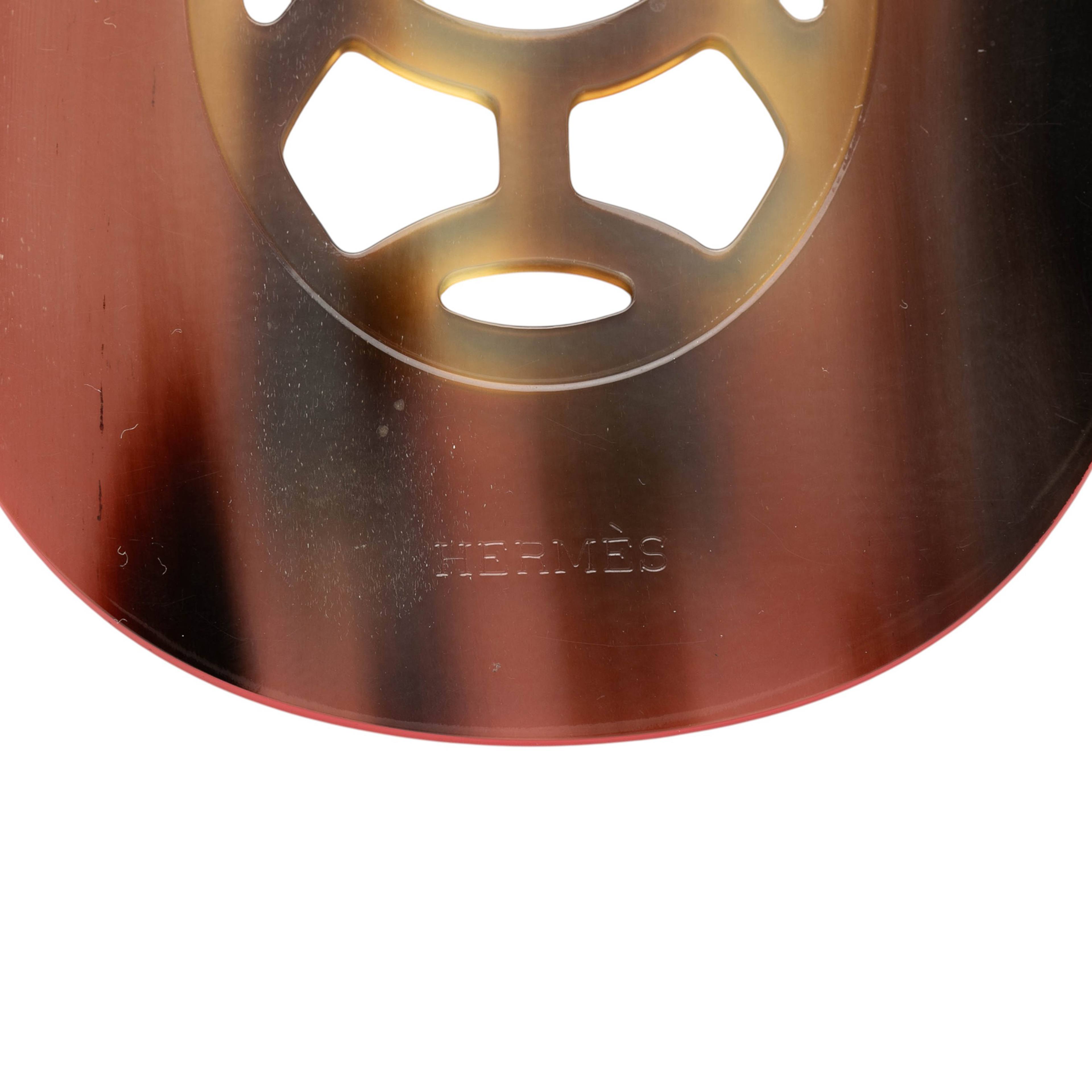 Hermès Buffalo Horn And Lacquer Lift Pendant Necklace Gm, från Luxclusif, i färgen red. Klicka för att öppna bilden i stort format