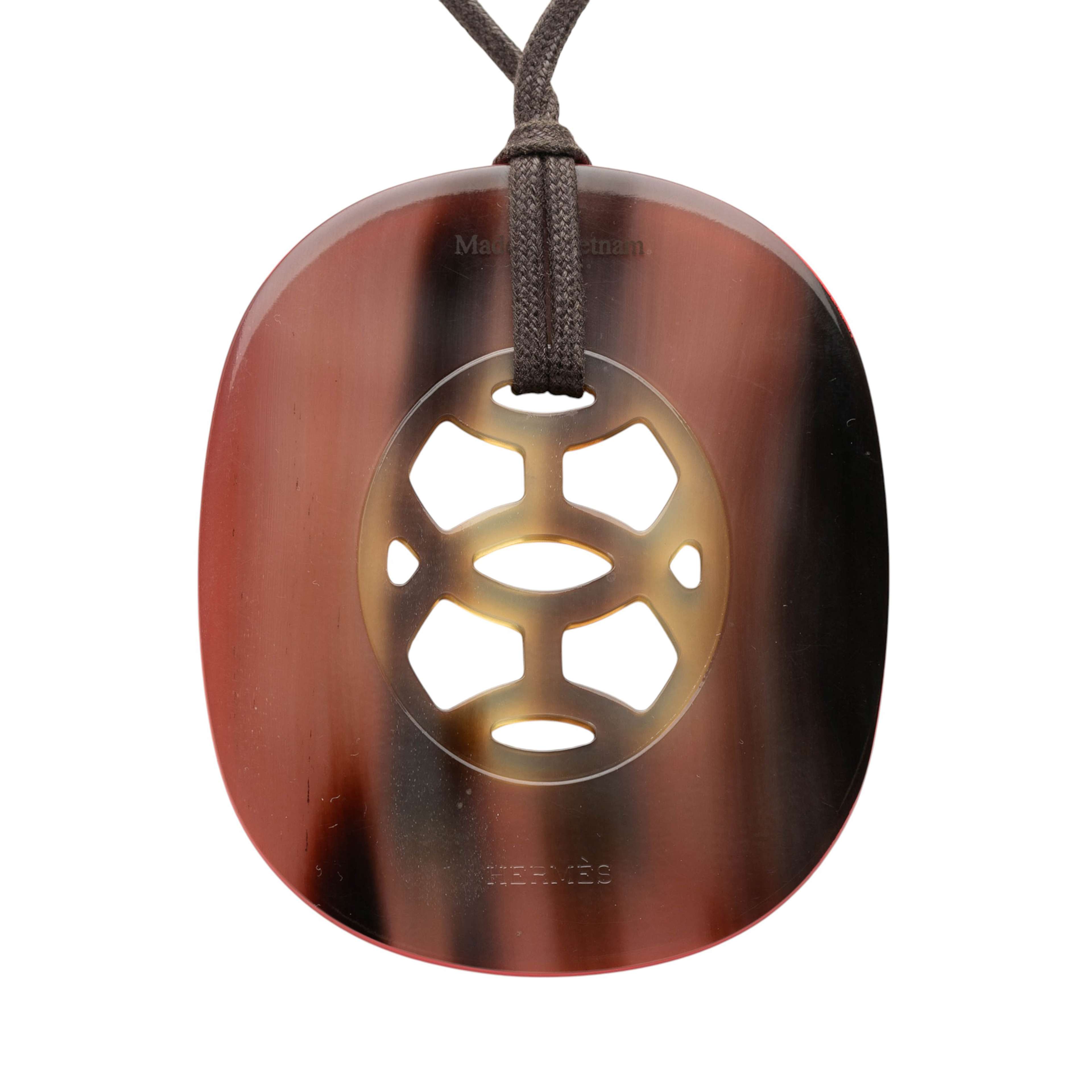 Hermès Buffalo Horn And Lacquer Lift Pendant Necklace Gm, från Luxclusif, i färgen red. Klicka för att öppna bilden i stort format