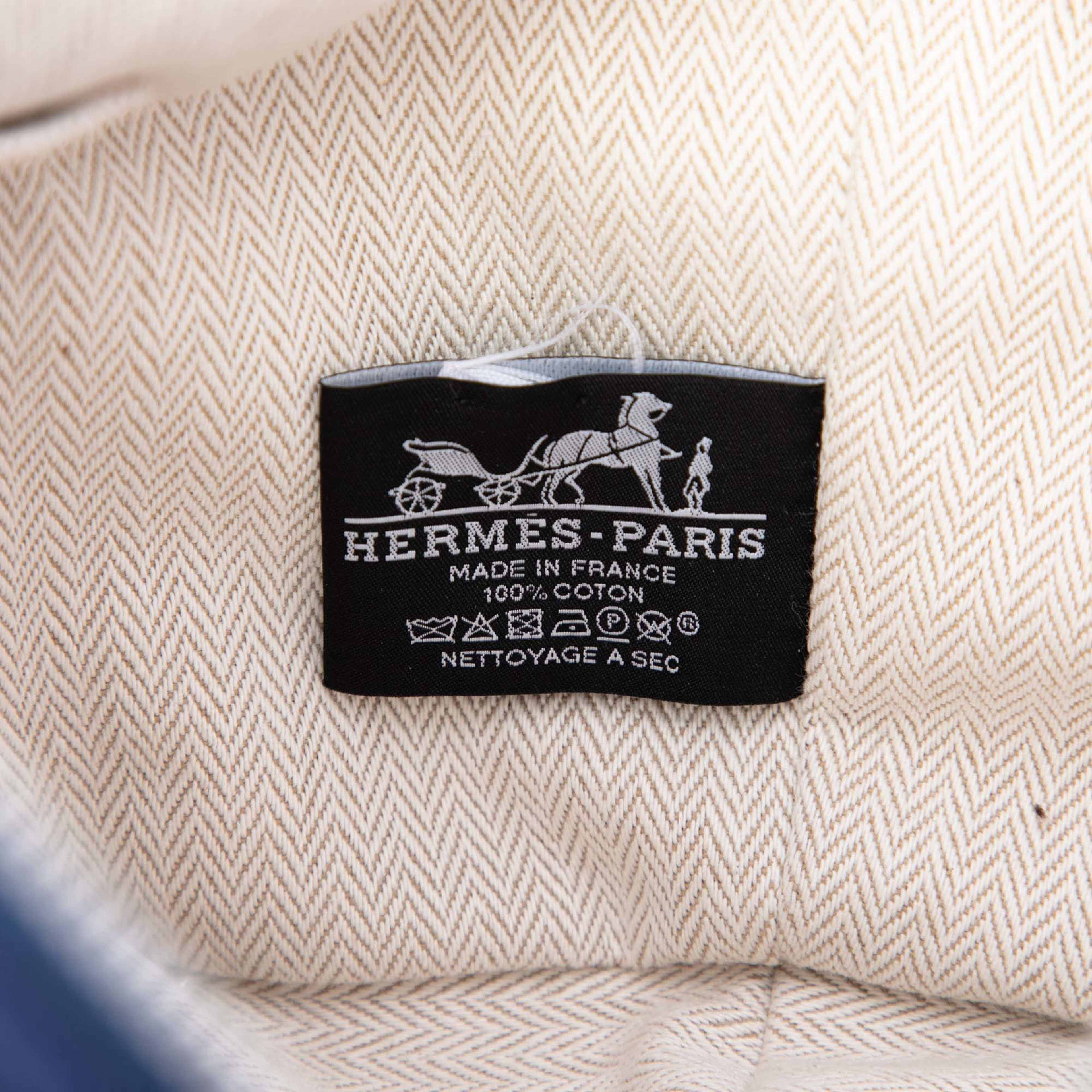 Hermès Small Toile Bride A Brac H Pavillon Case, från Luxclusif, i färgen blå. Klicka för att öppna bilden i stort format