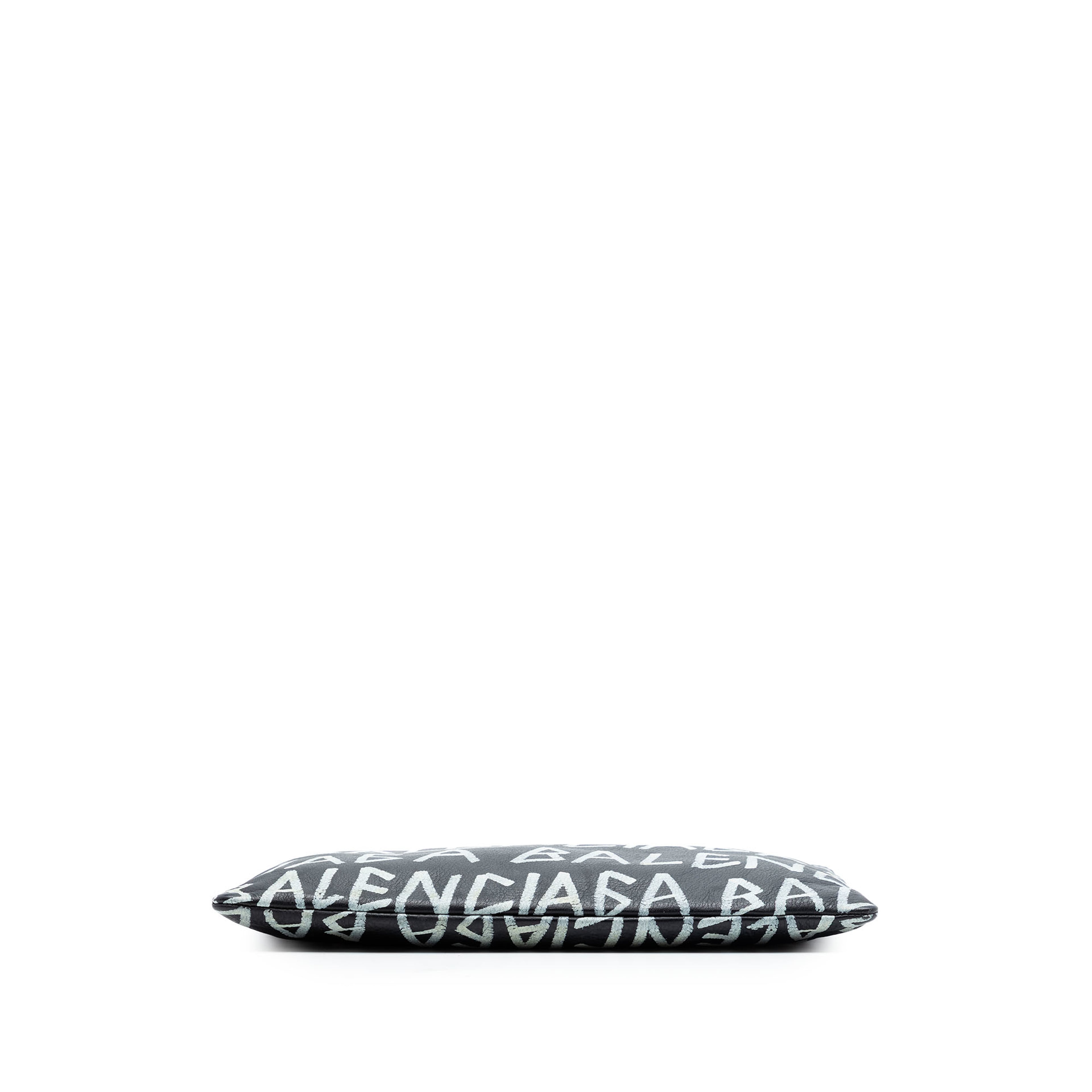 Balenciaga Leather Graffiti Clutch, från Luxclusif, i färgen black. Klicka för att öppna bilden i stort format