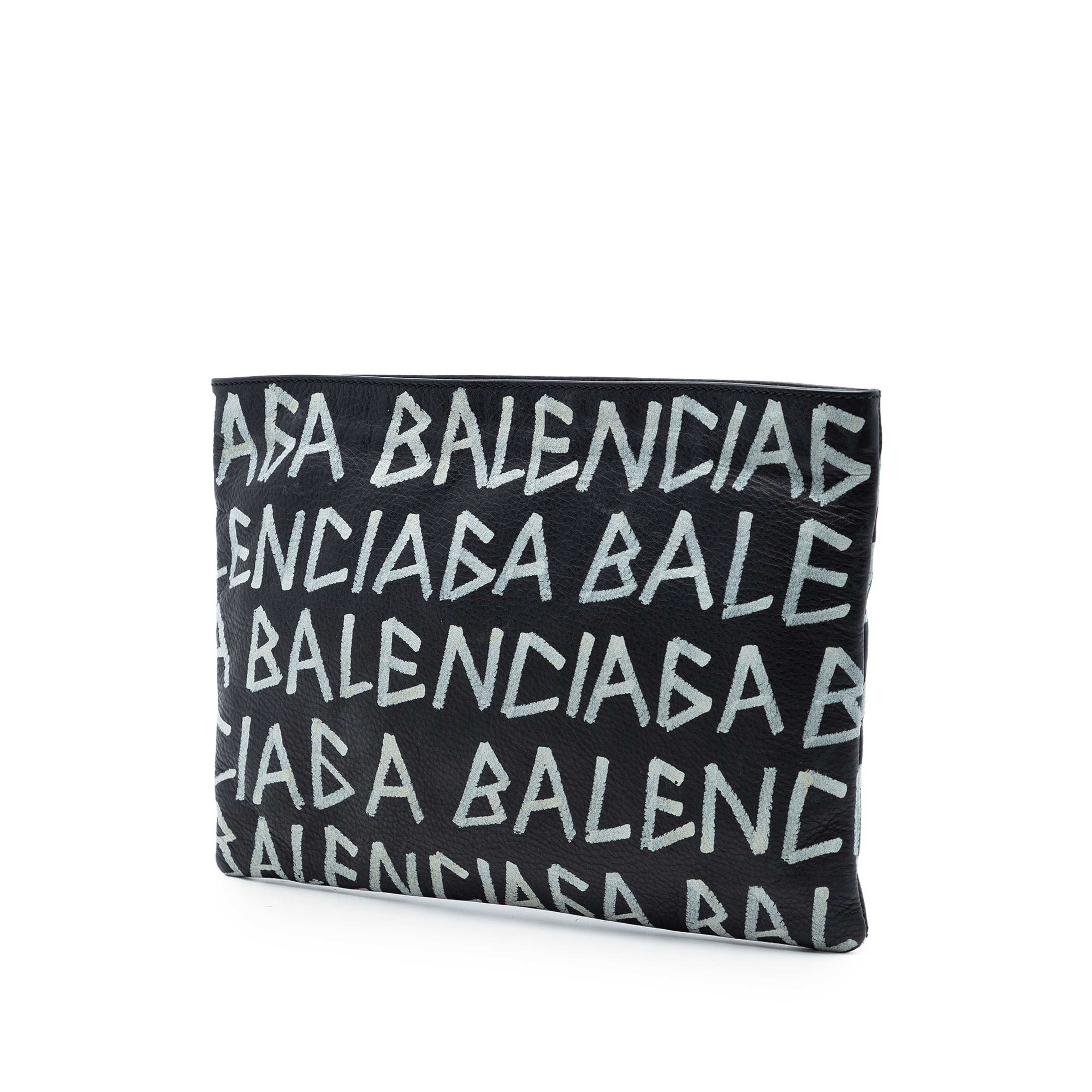 Balenciaga Leather Graffiti Clutch, från Luxclusif, i färgen svart. Klicka för att öppna bilden i stort format