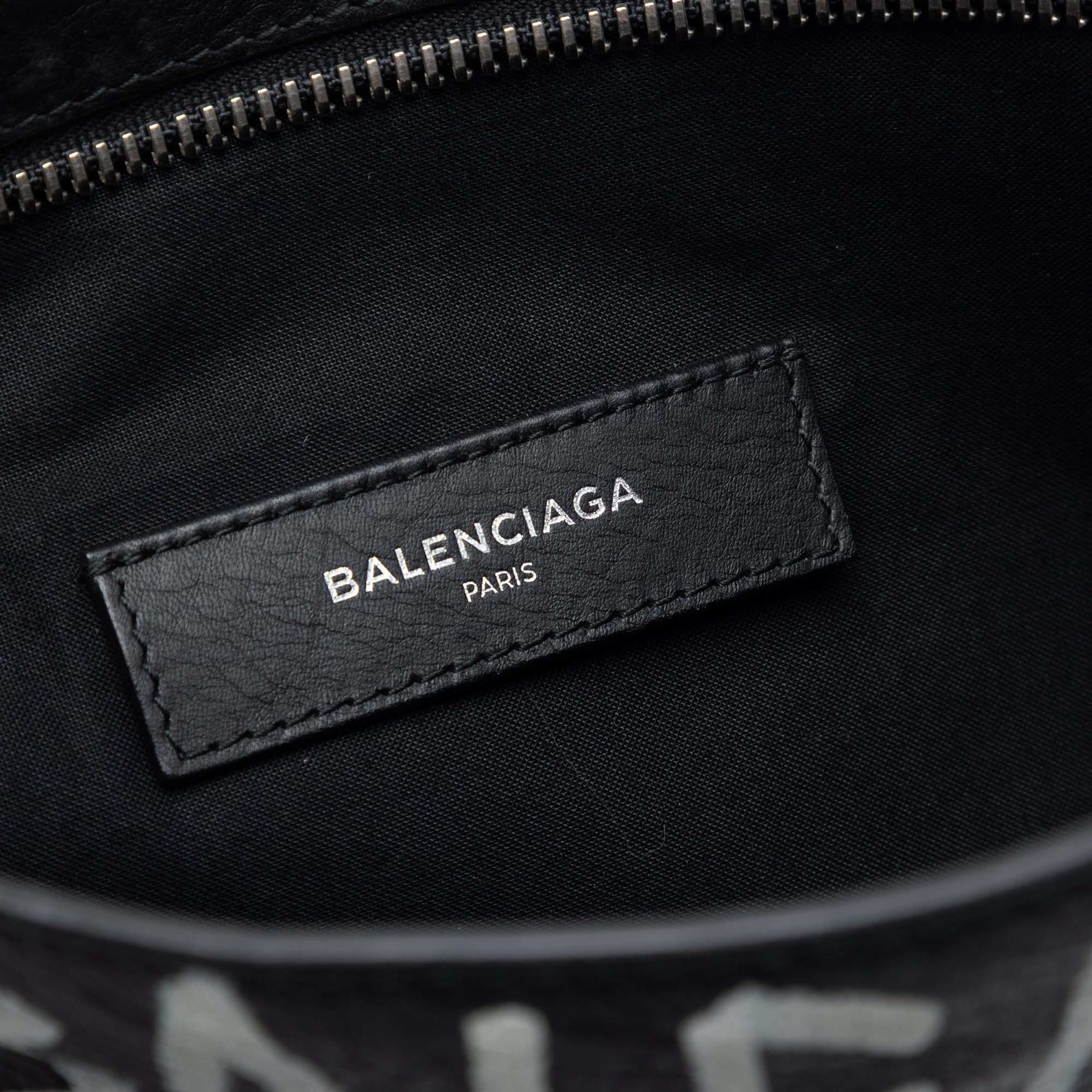 Balenciaga Leather Graffiti Clutch, från Luxclusif, i färgen black. Klicka för att öppna bilden i stort format