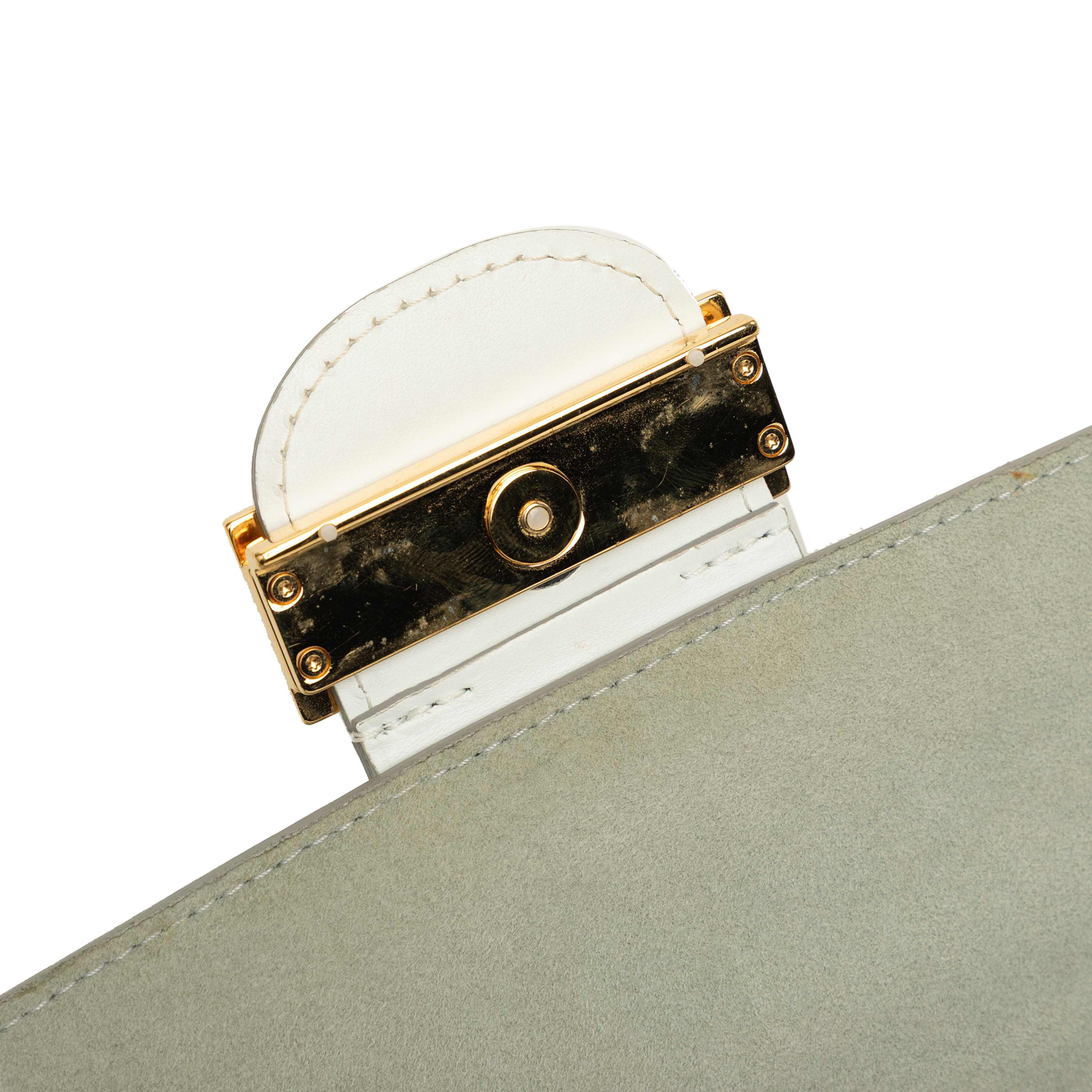 Louis Vuitton Epi Mini Dauphine, från Luxclusif, i färgen vit. Klicka för att öppna bilden i stort format
