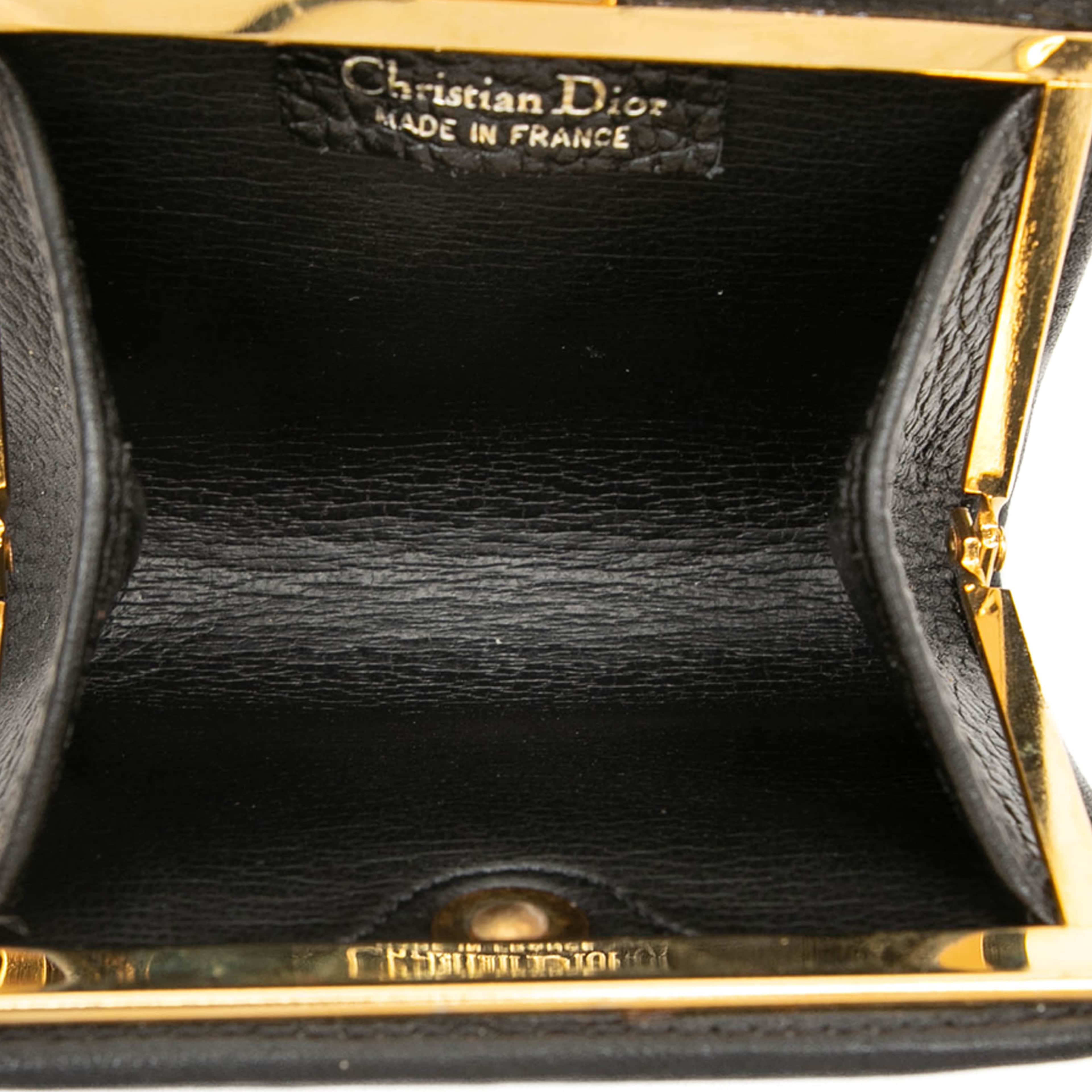 Dior Calfskin Clasp Coin Purse, från Luxclusif, i färgen black. Klicka för att öppna bilden i stort format