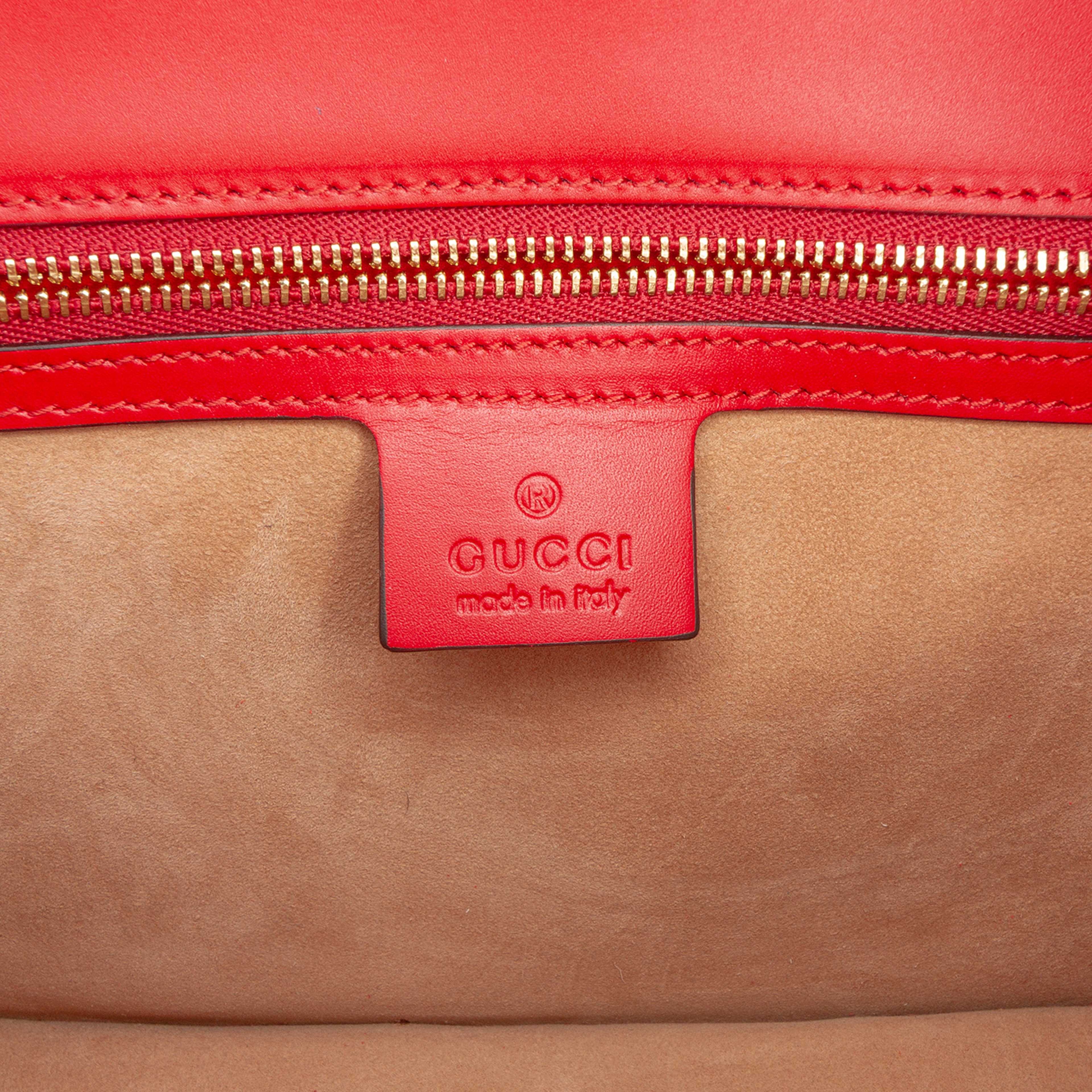 Gucci Small Leather Sylvie Web Satchel, från Luxclusif, i färgen red. Klicka för att öppna bilden i stort format