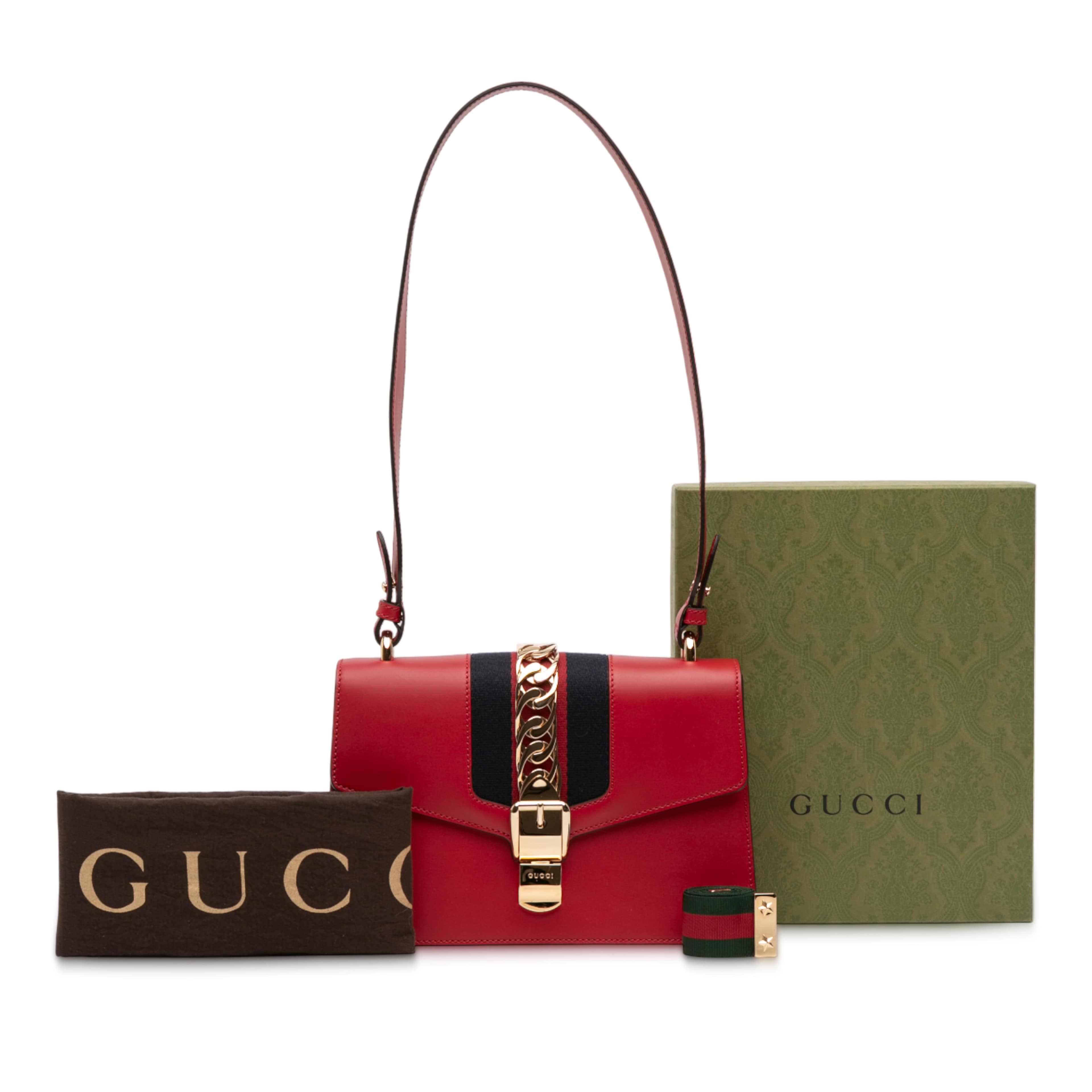 Gucci Small Leather Sylvie Web Satchel, från Luxclusif, i färgen röd. Klicka för att öppna bilden i stort format