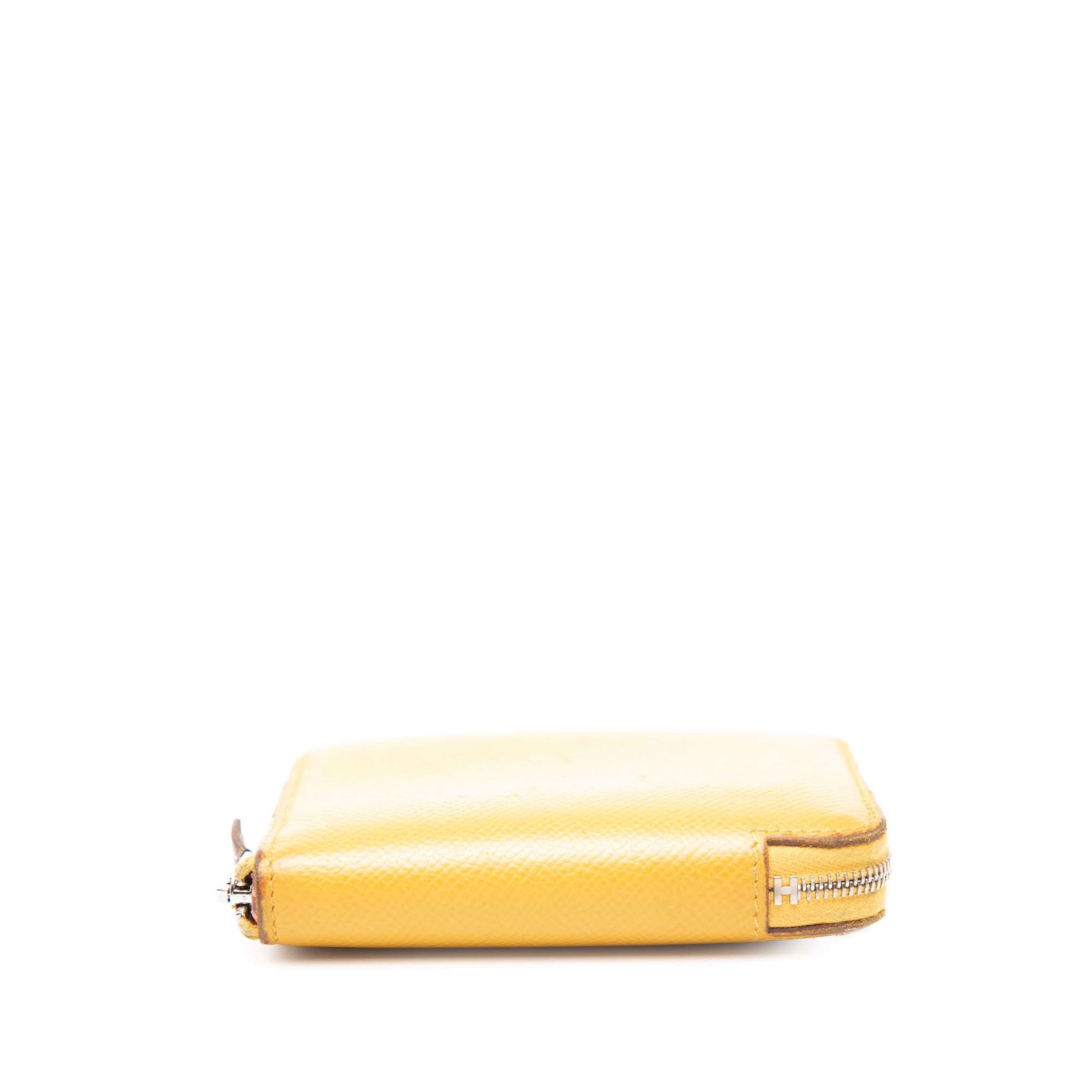 Hermès Epsom Silk In Compact Wallet, från Luxclusif, i färgen gul. Klicka för att öppna bilden i stort format