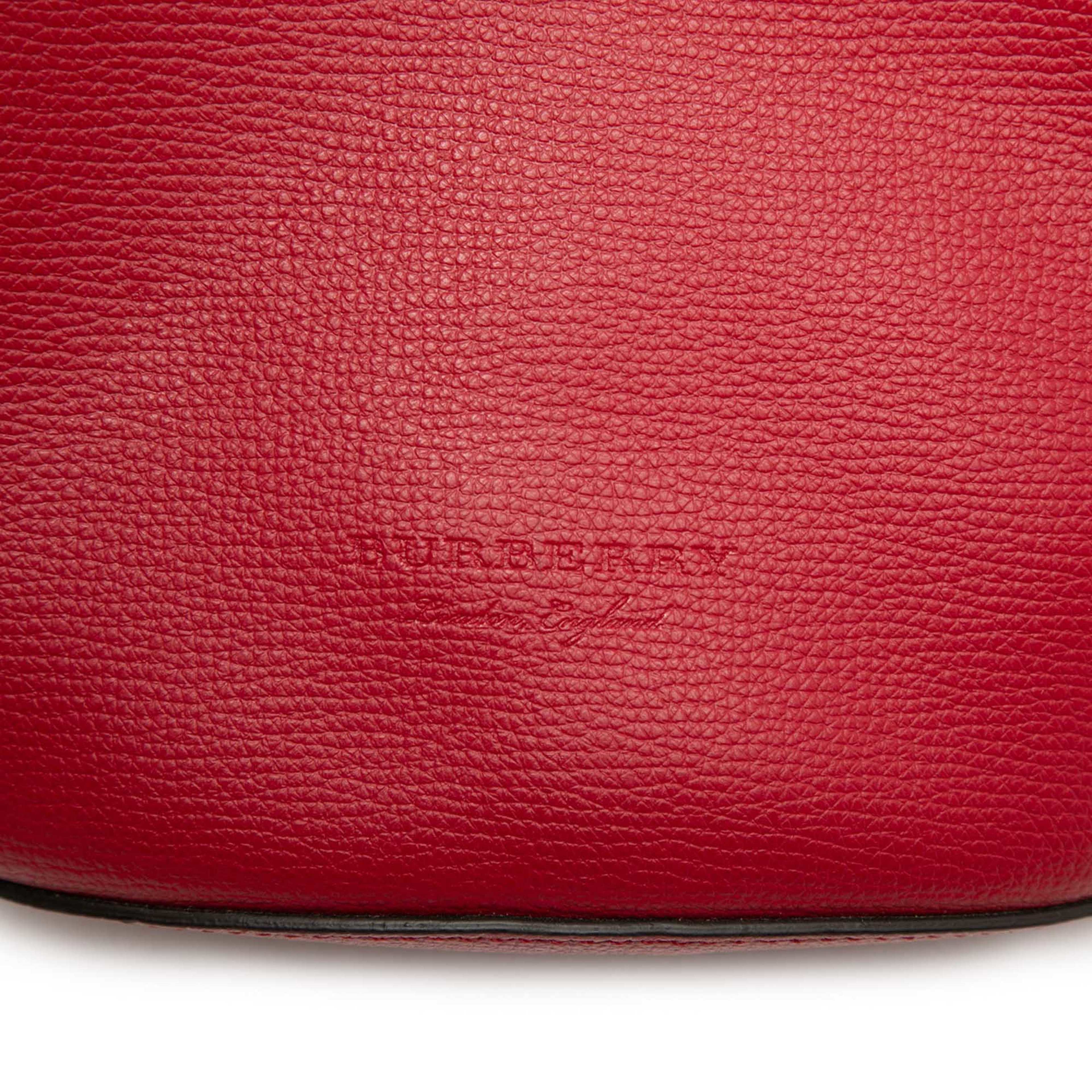 Burberry Grained Calfskin Lorne Bucket Bag, från Luxclusif, i färgen röd. Klicka för att öppna bilden i stort format